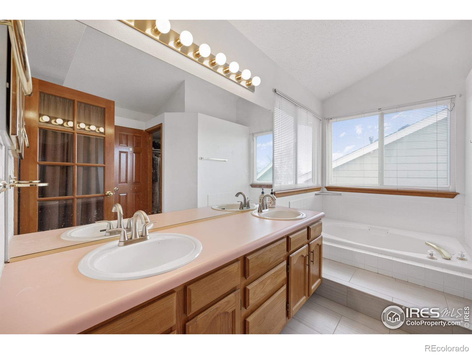 830 W Mulberry Street