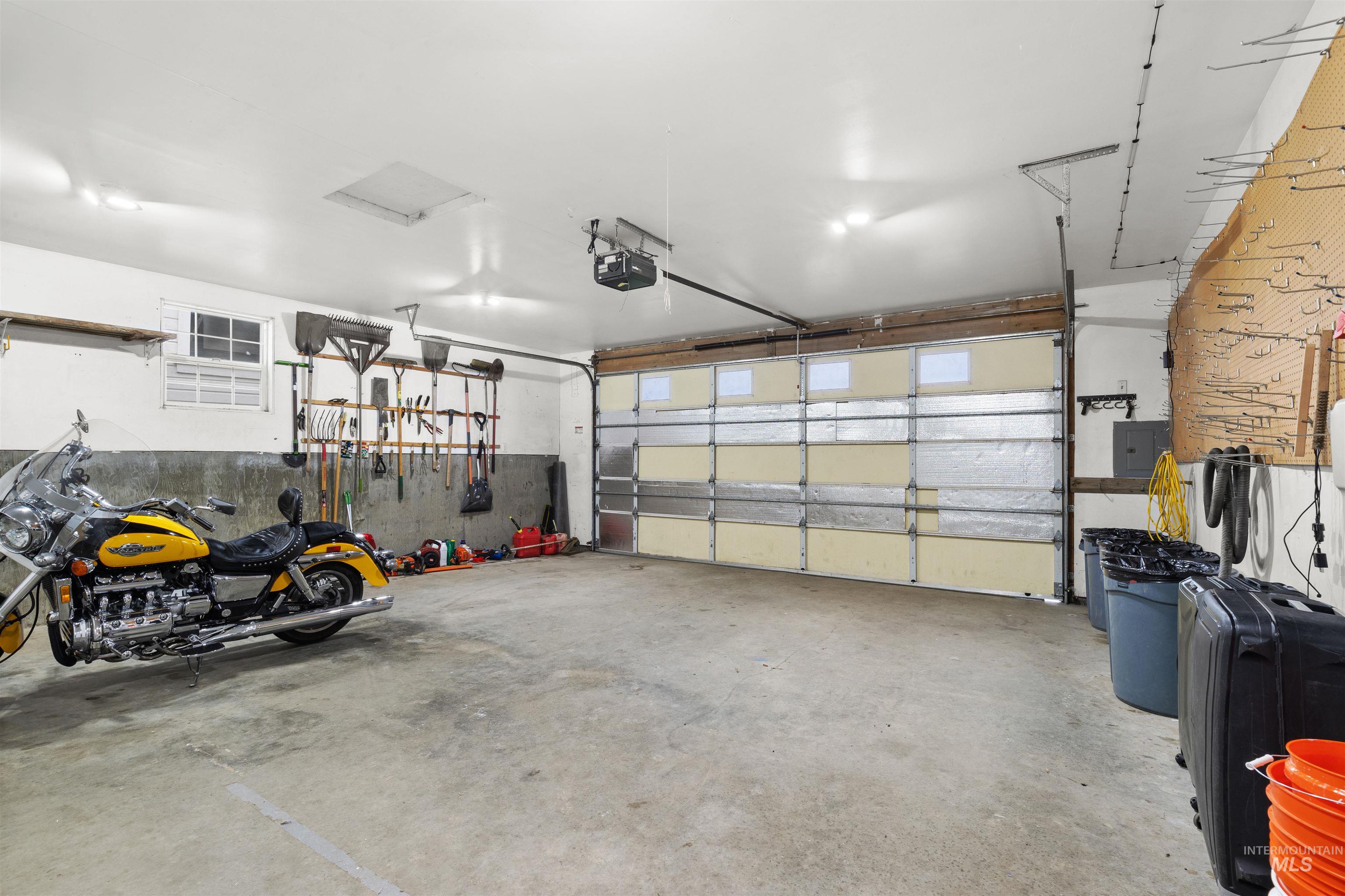2737 6th Ave