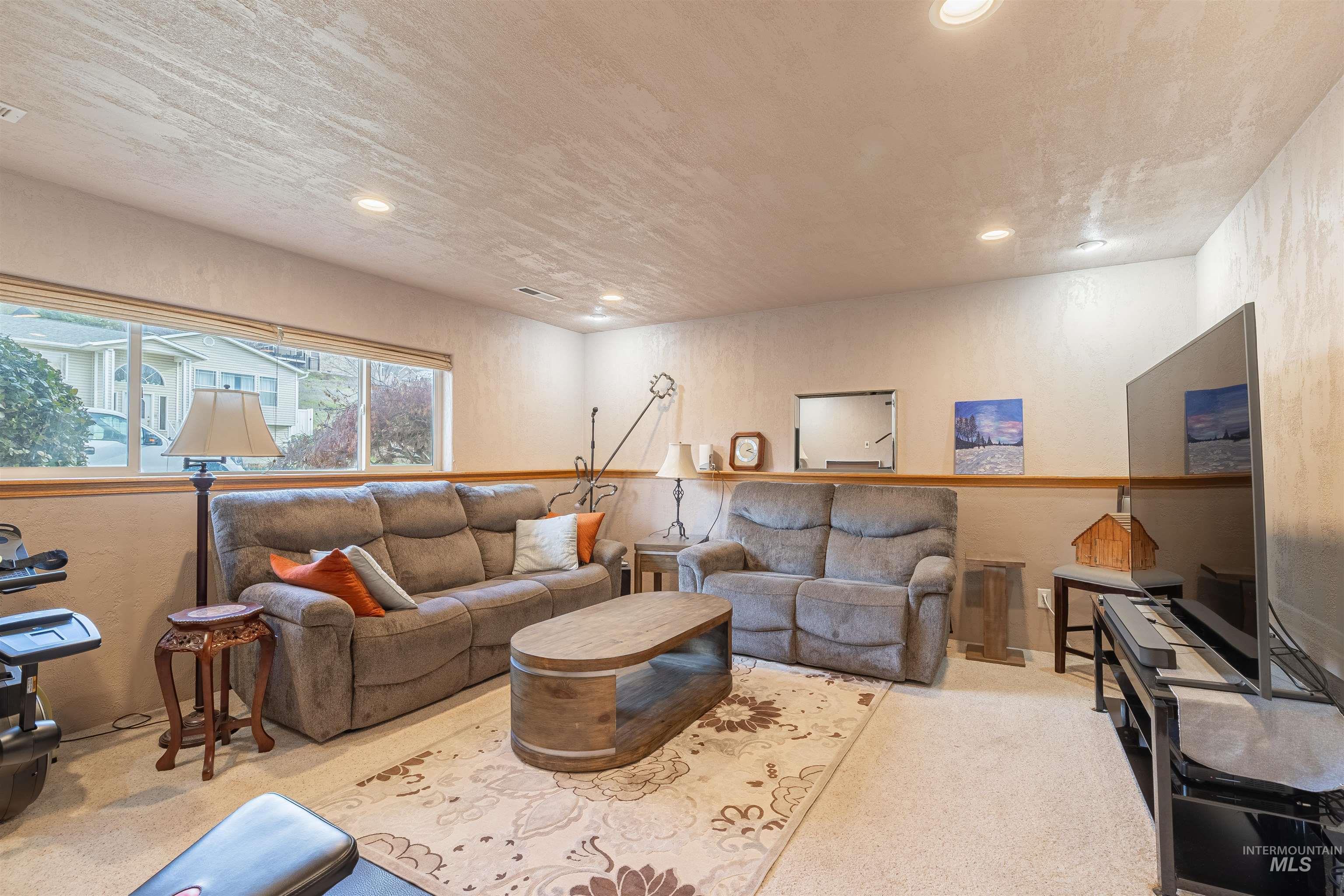 220 Larkspur Lane
