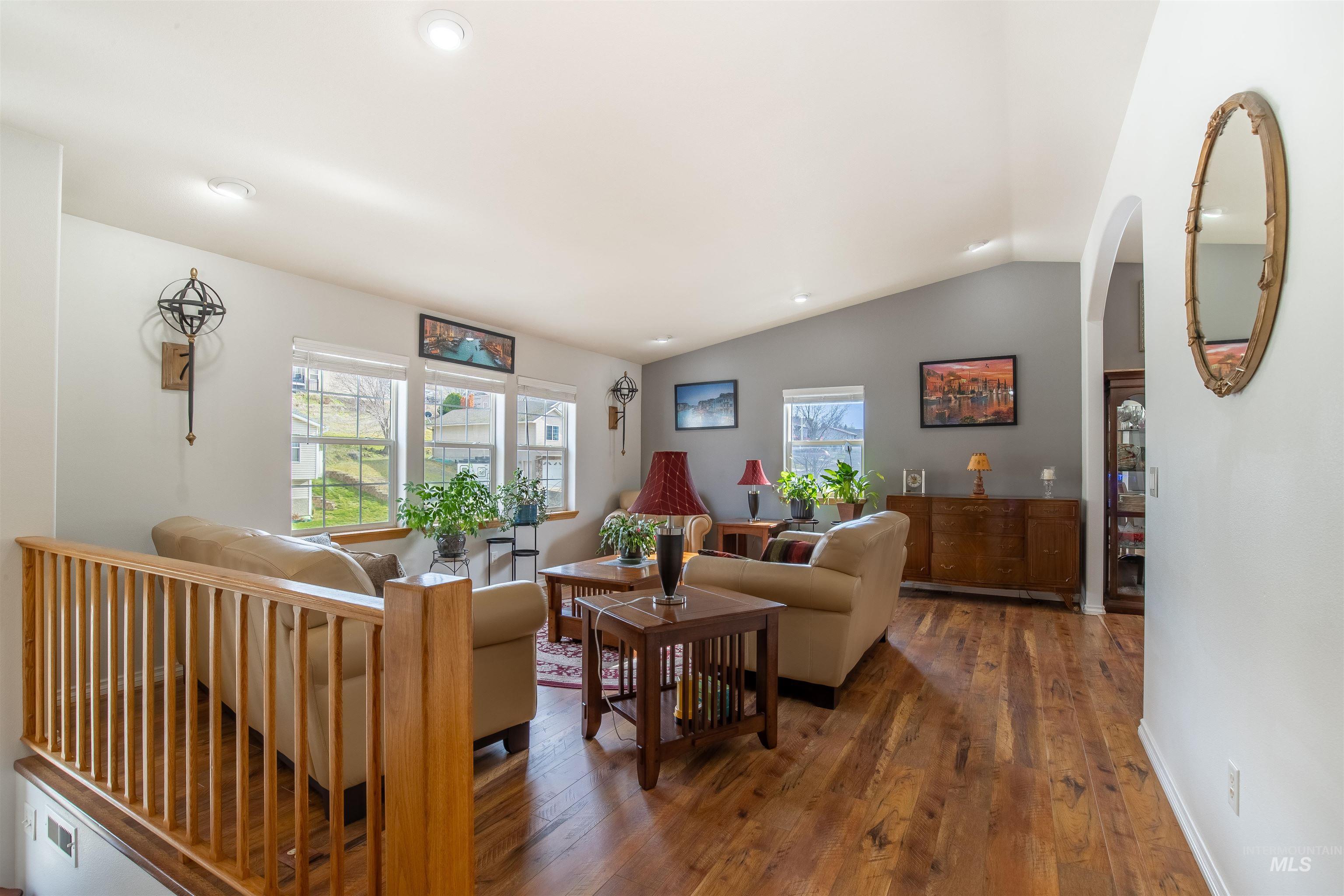 220 Larkspur Lane