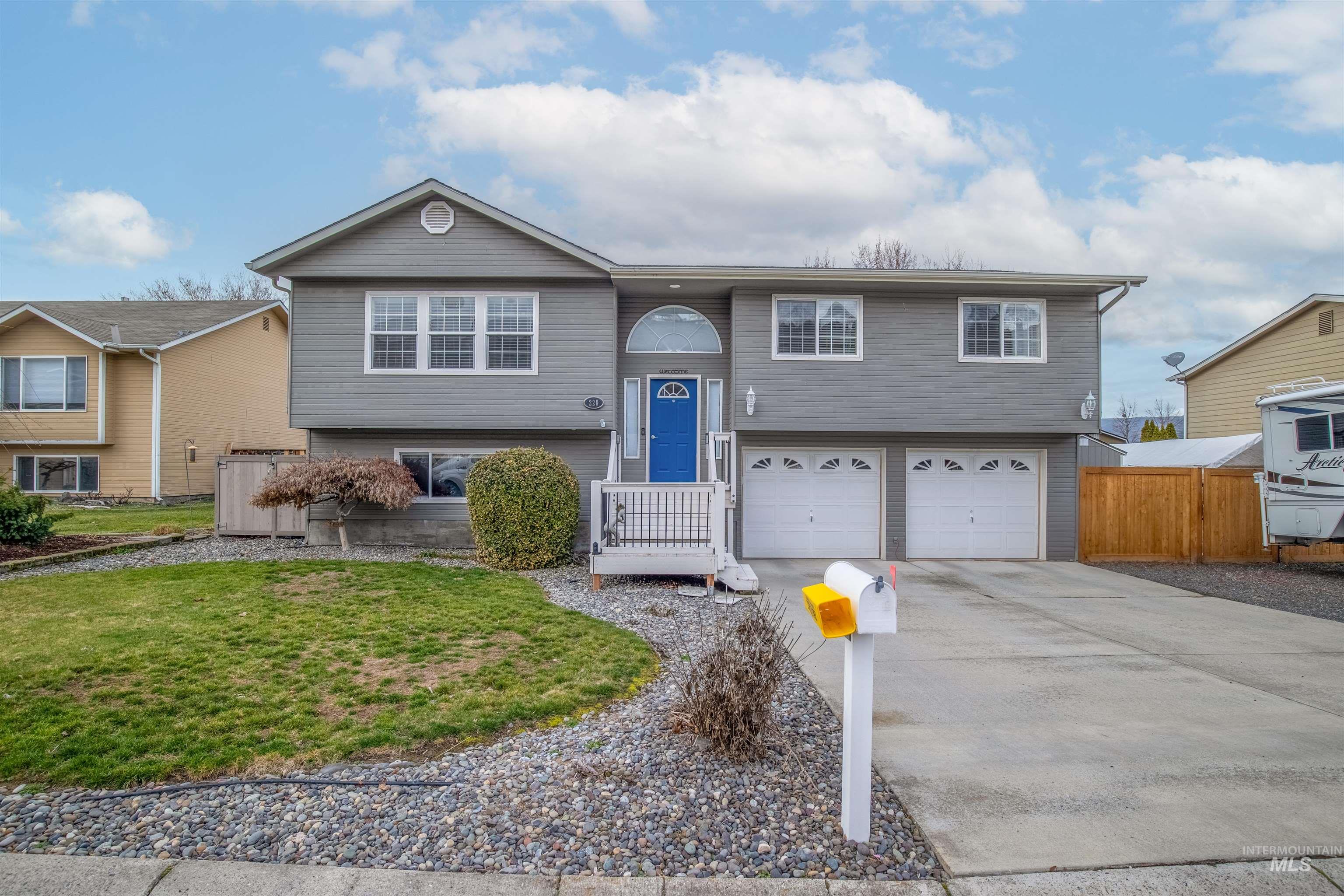 220 Larkspur Lane