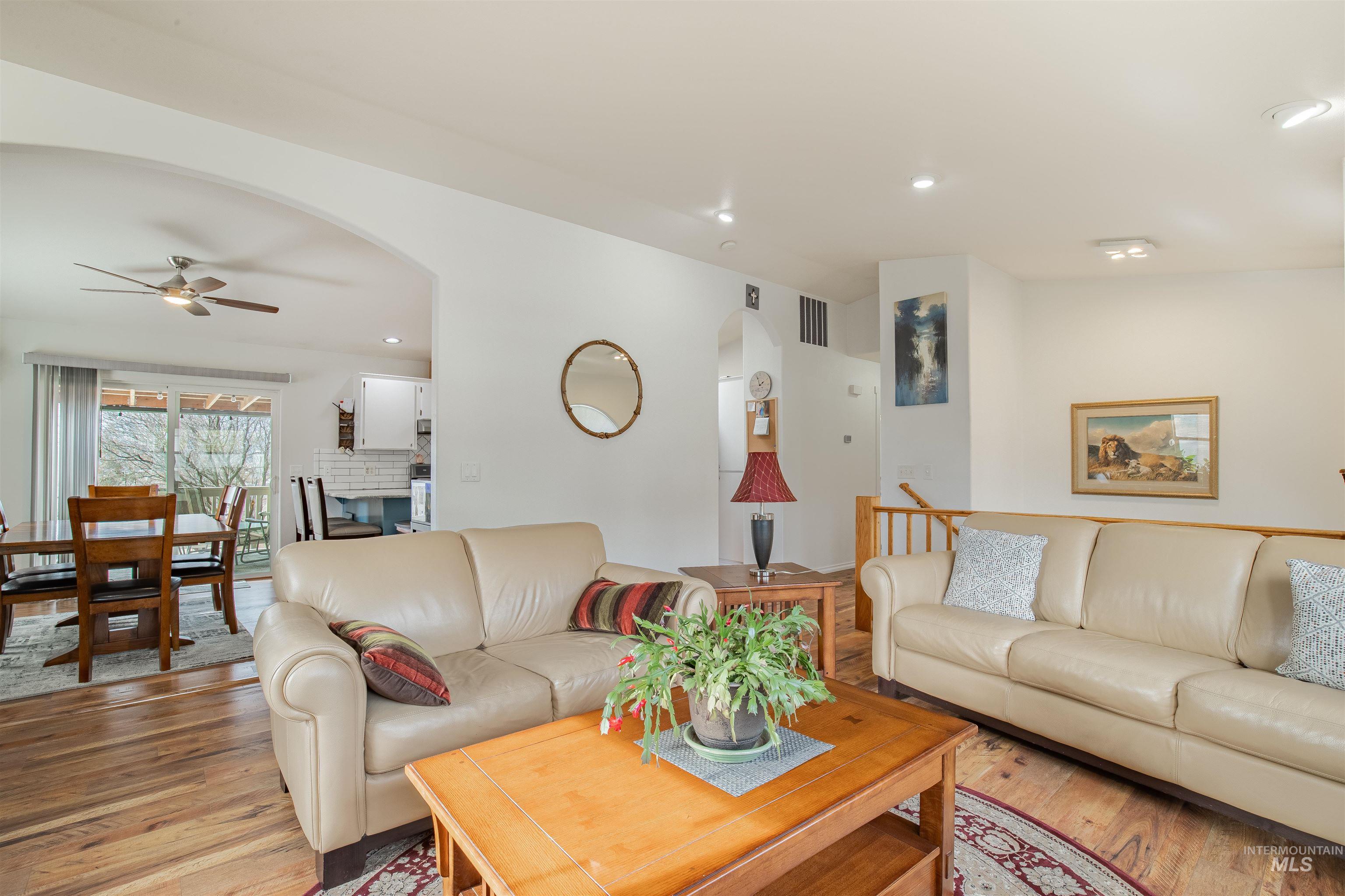 220 Larkspur Lane