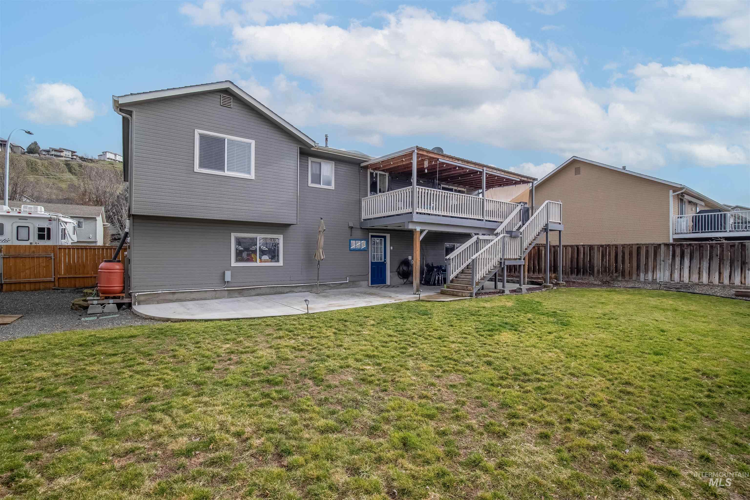 220 Larkspur Lane