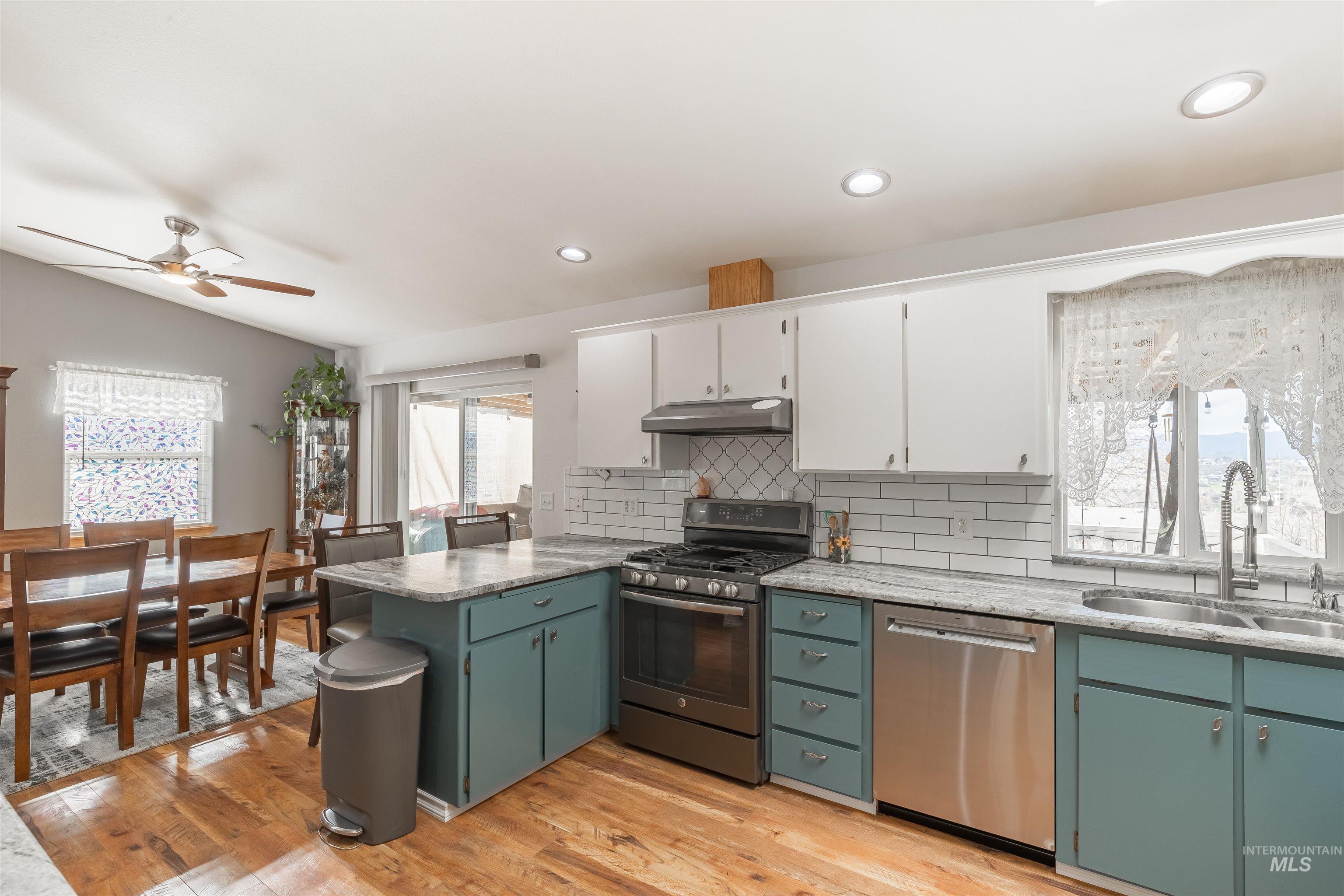 220 Larkspur Lane