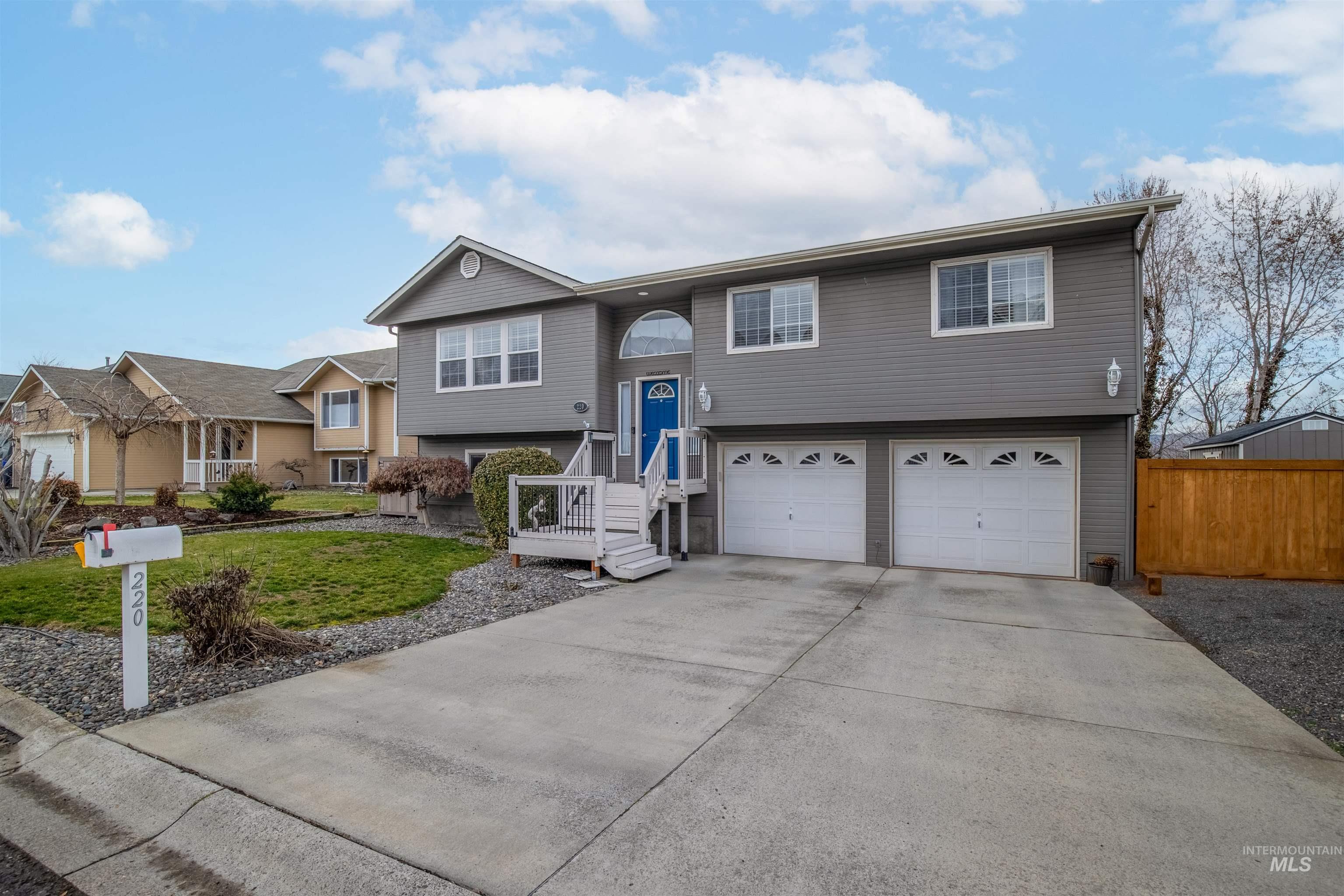 220 Larkspur Lane