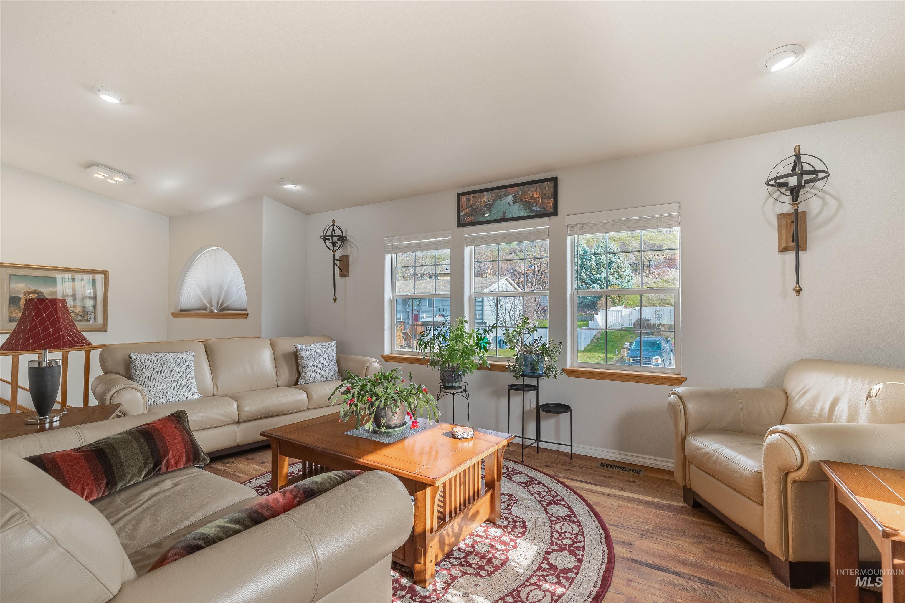 220 Larkspur Lane