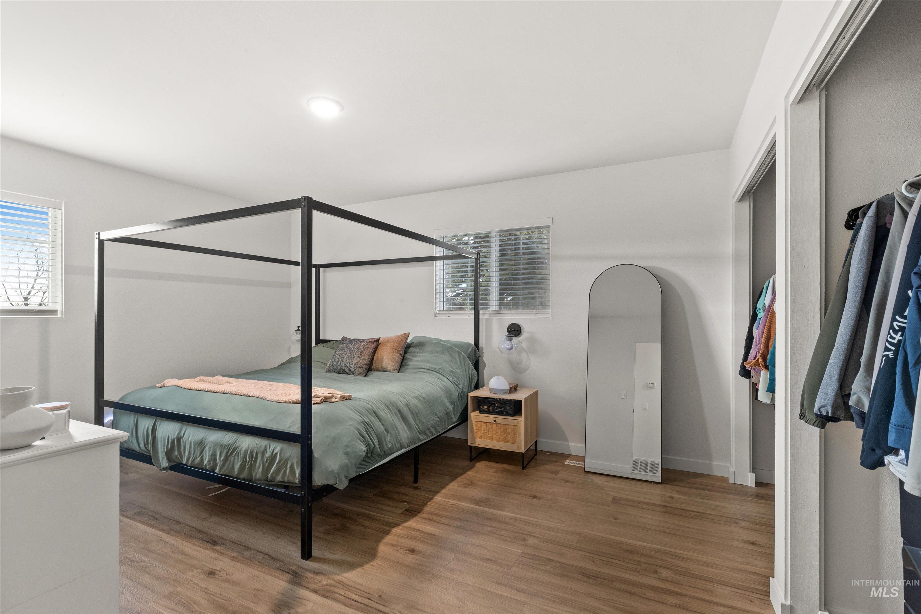 1736 Cedar Av
