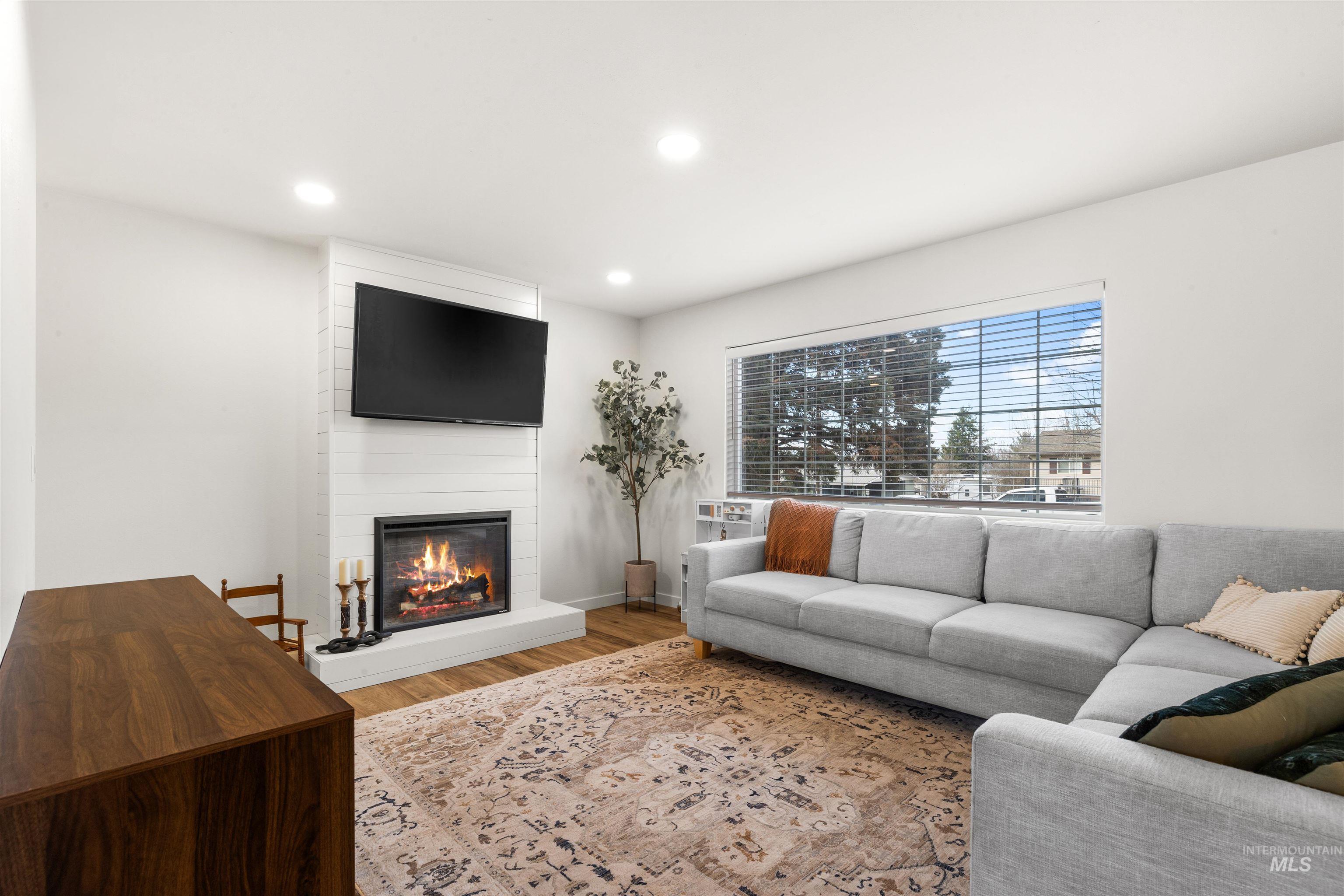 1736 Cedar Av
