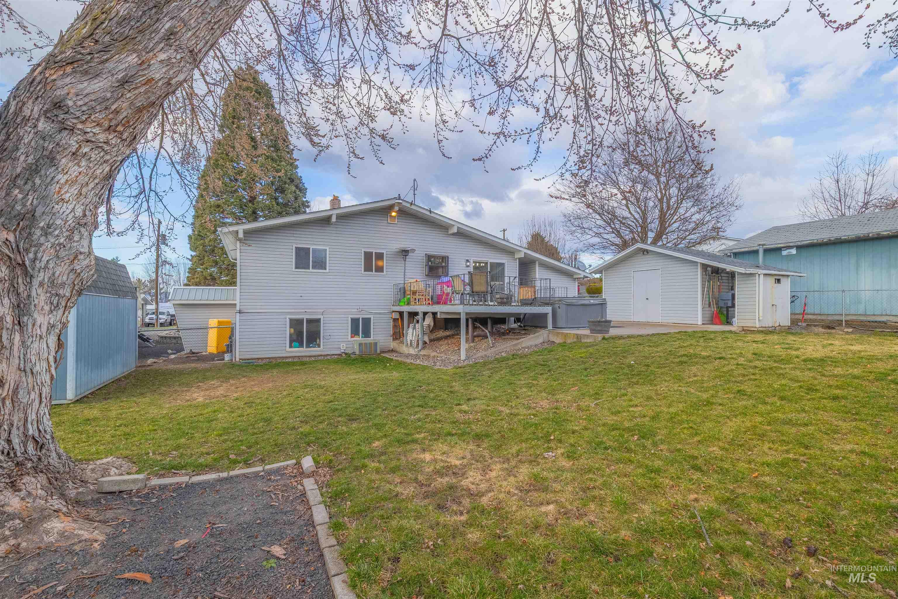 1736 Cedar Av