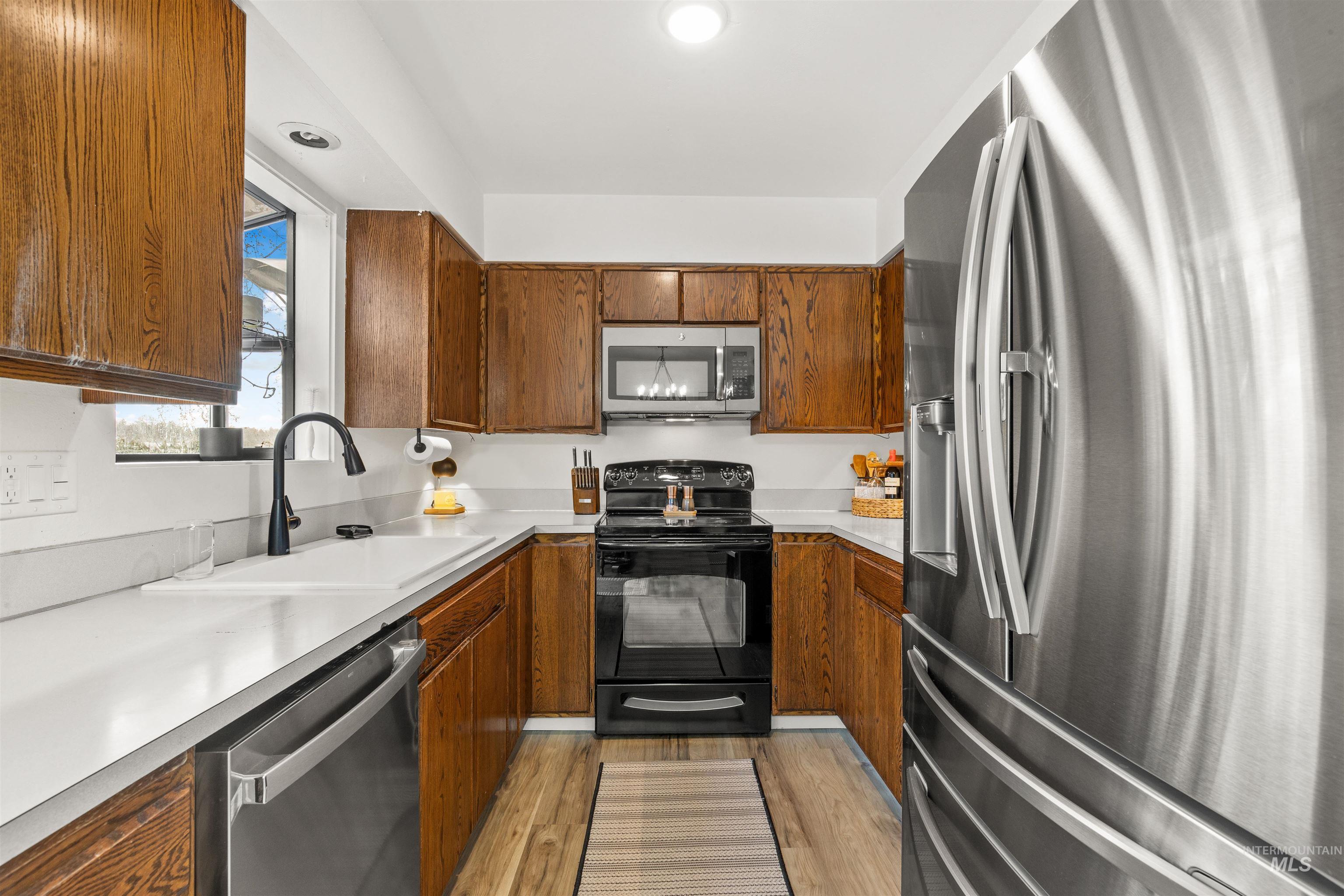 1736 Cedar Av