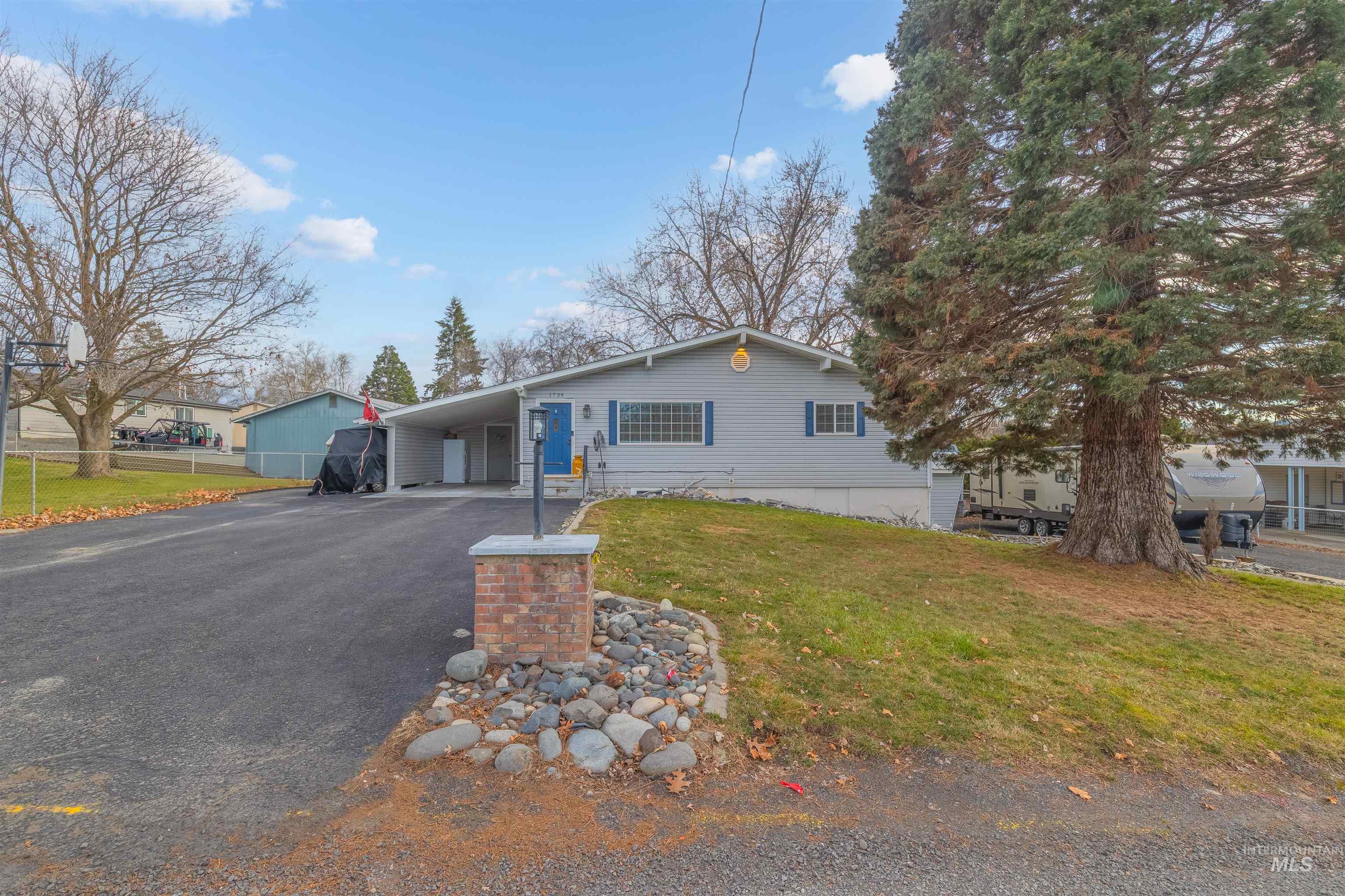 1736 Cedar Av