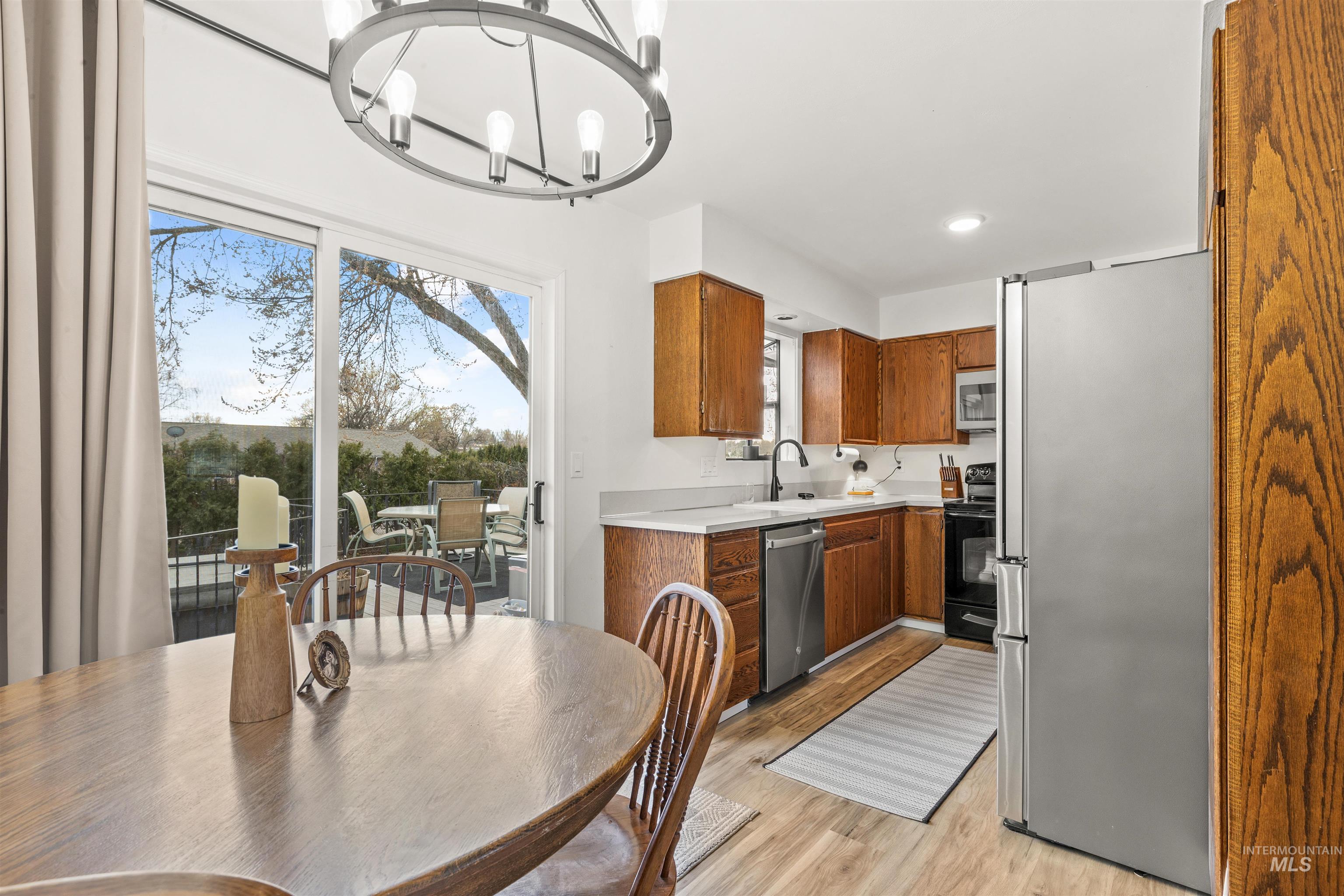 1736 Cedar Av