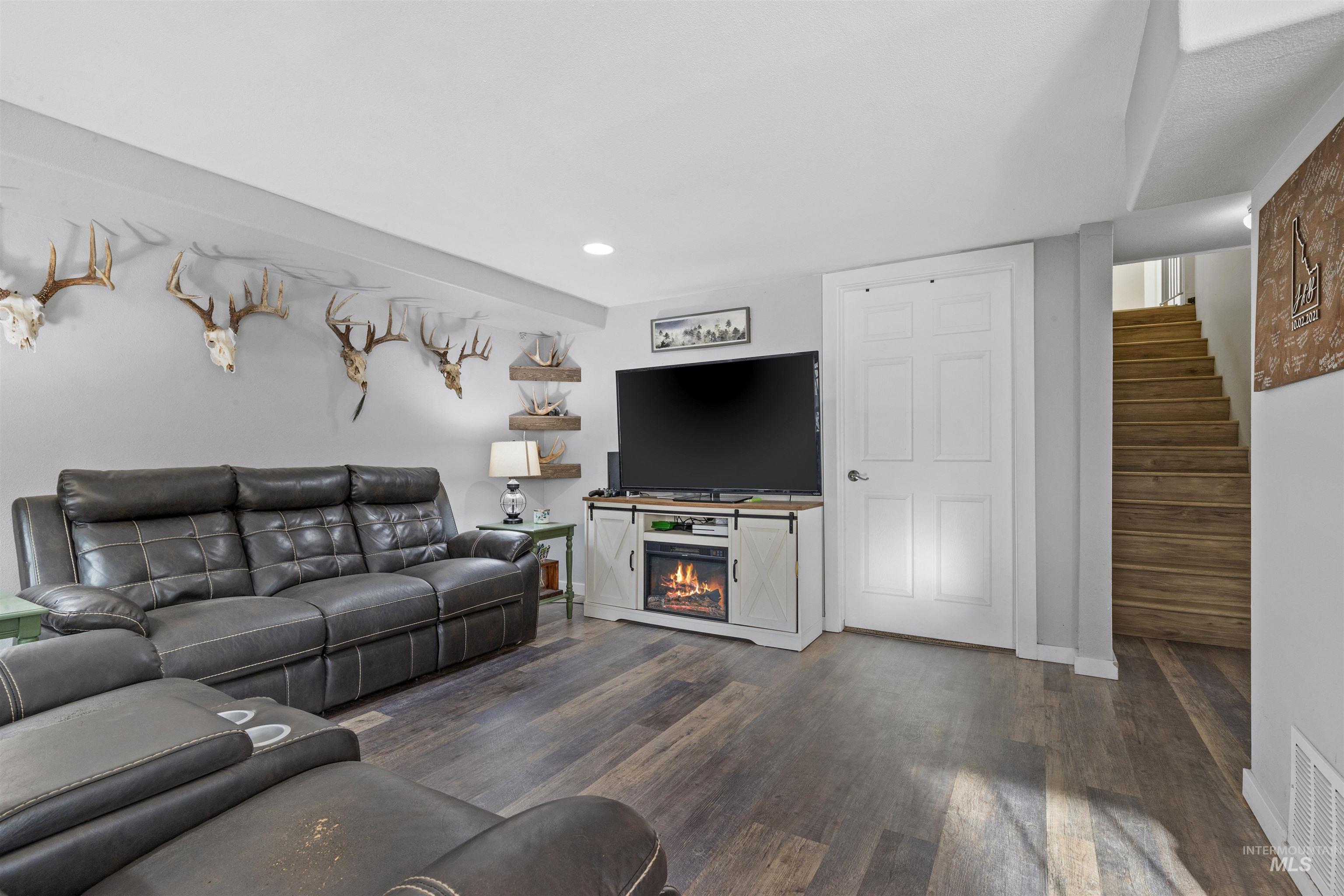 1736 Cedar Av