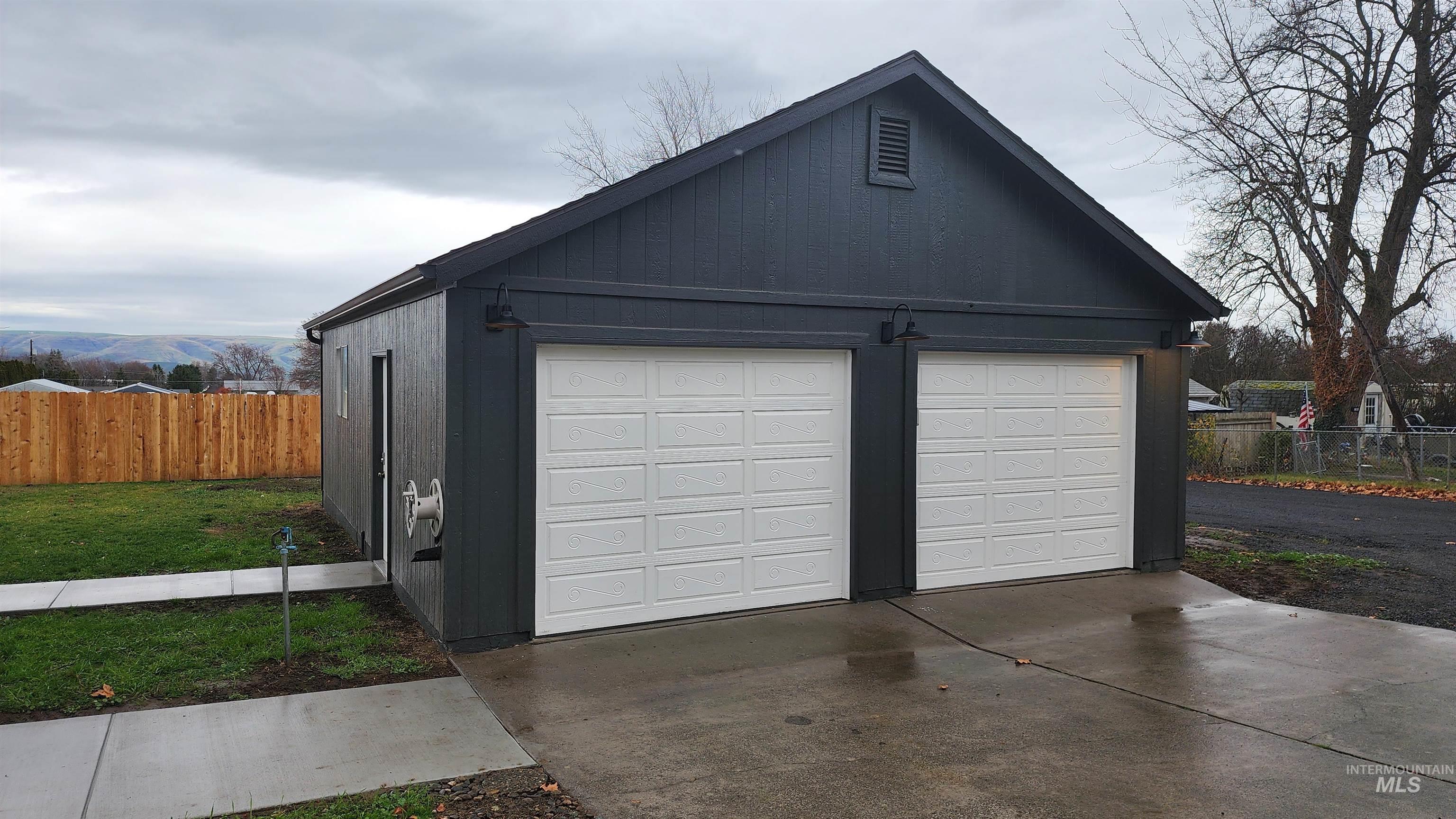 1611 Grelle Ave