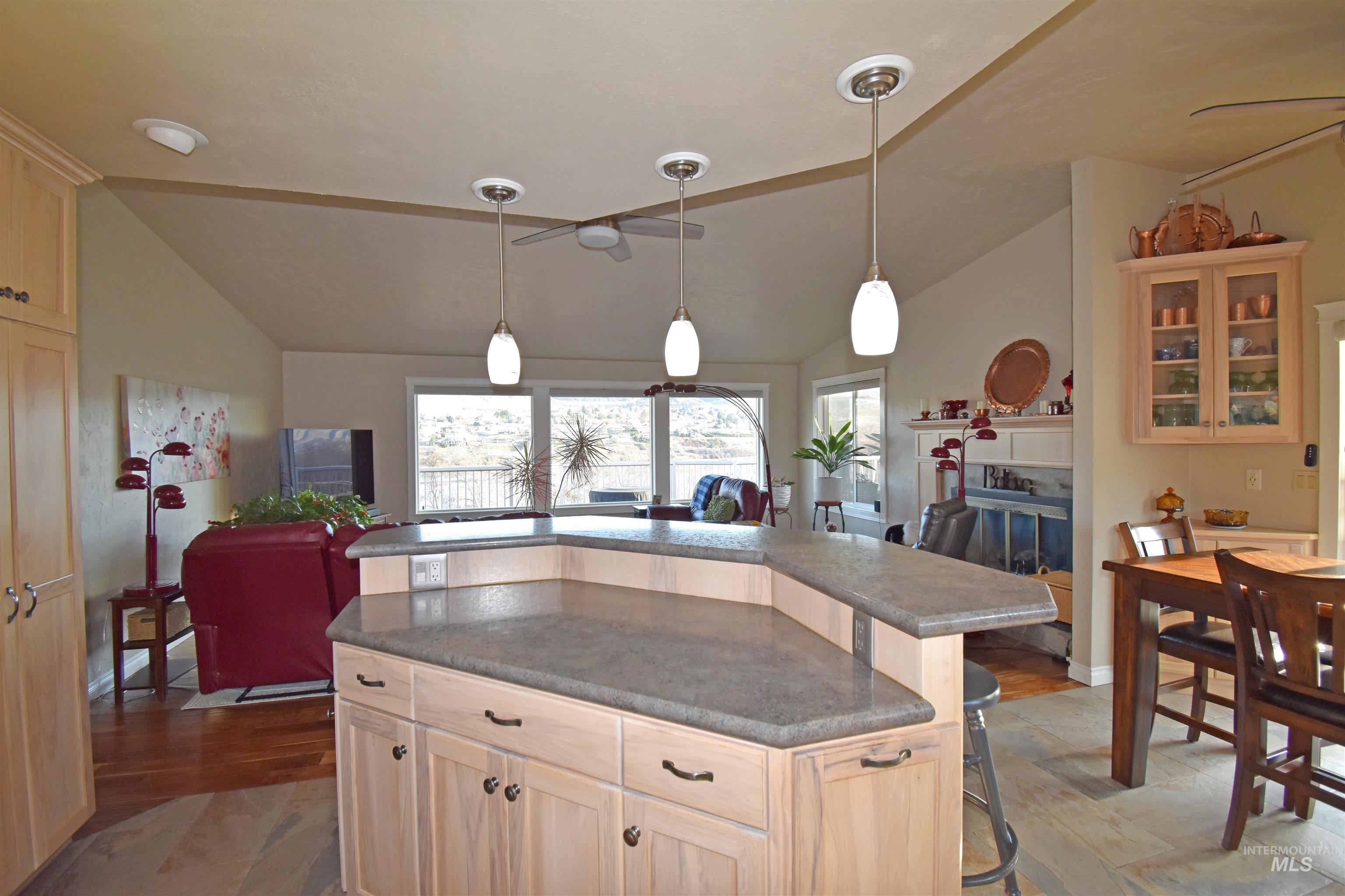 1909 Parkview Ct
