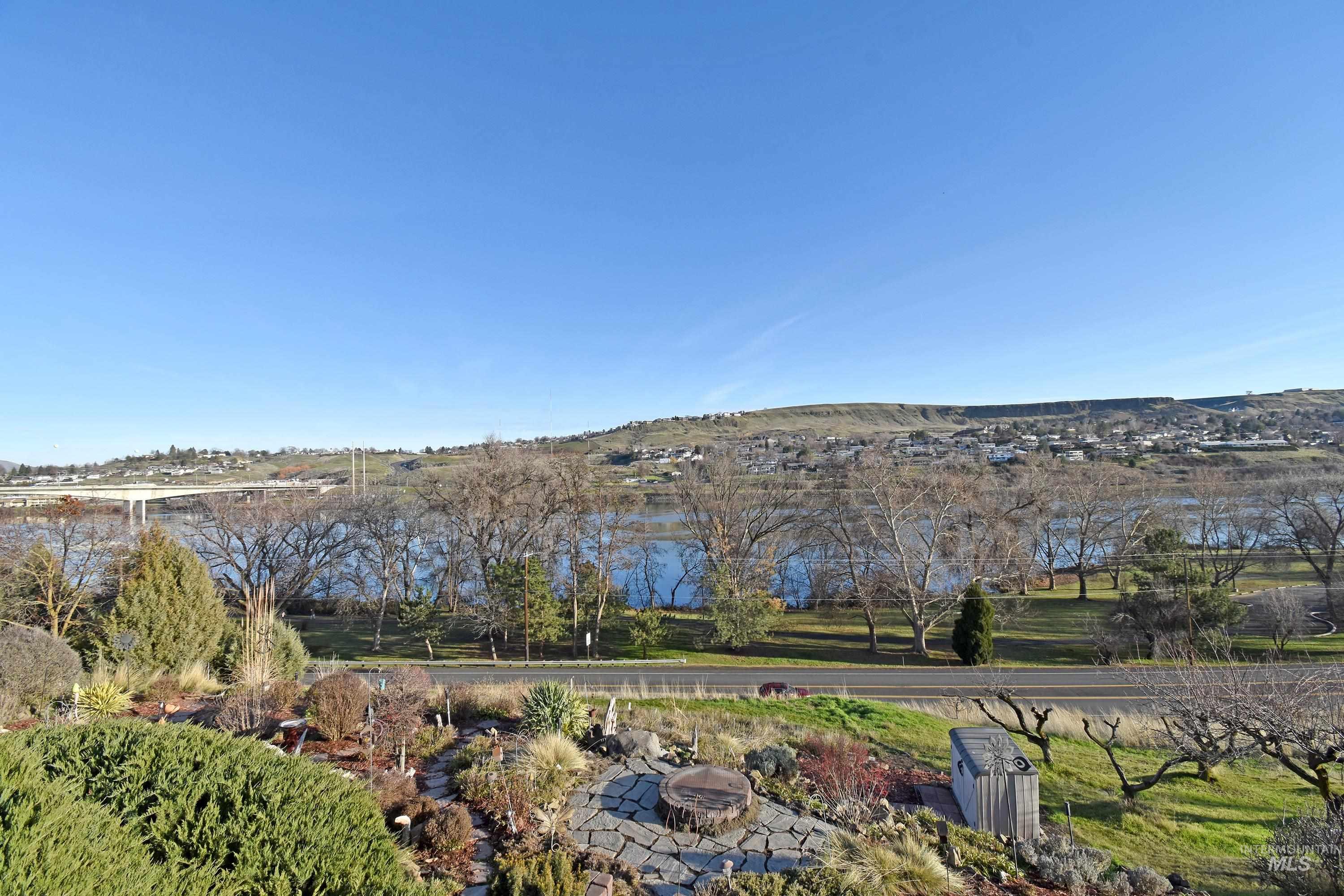 1909 Parkview Ct