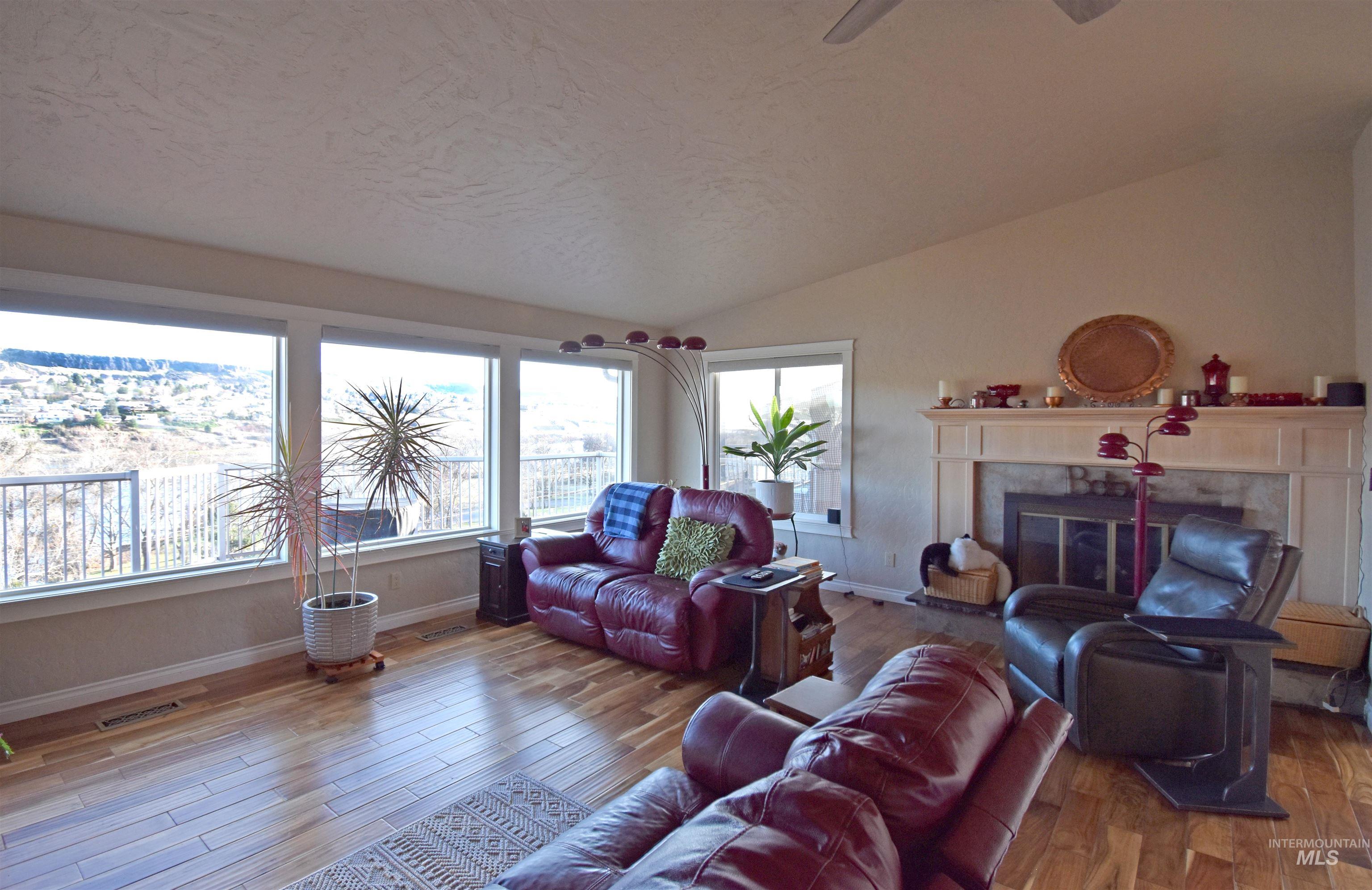 1909 Parkview Ct