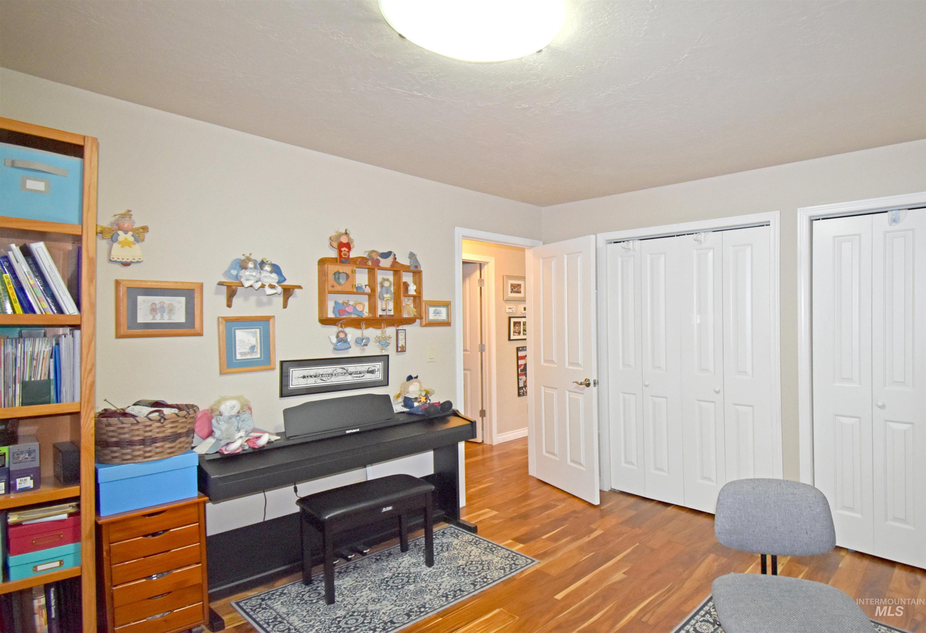 1909 Parkview Ct