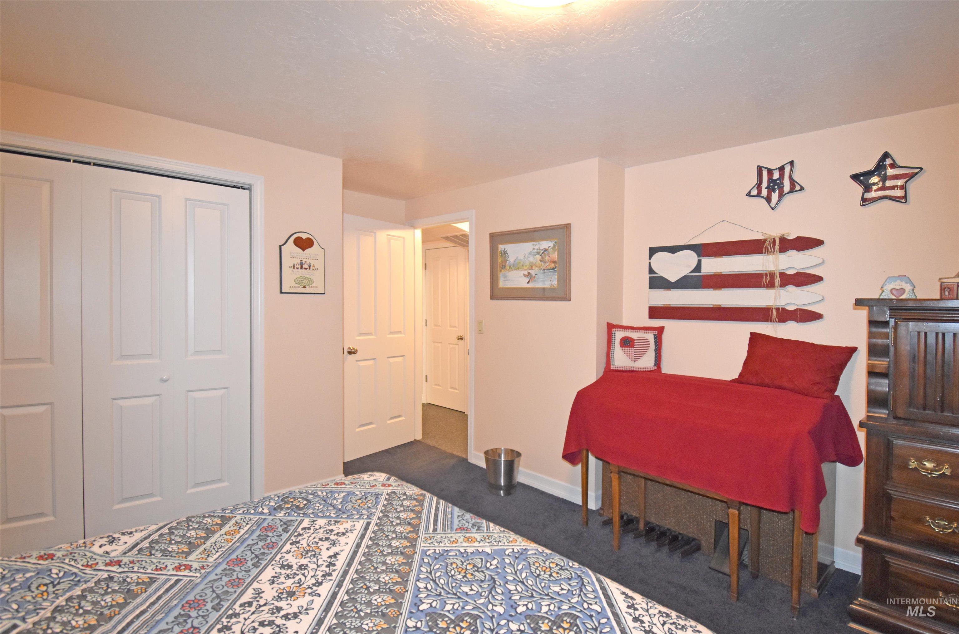 1909 Parkview Ct
