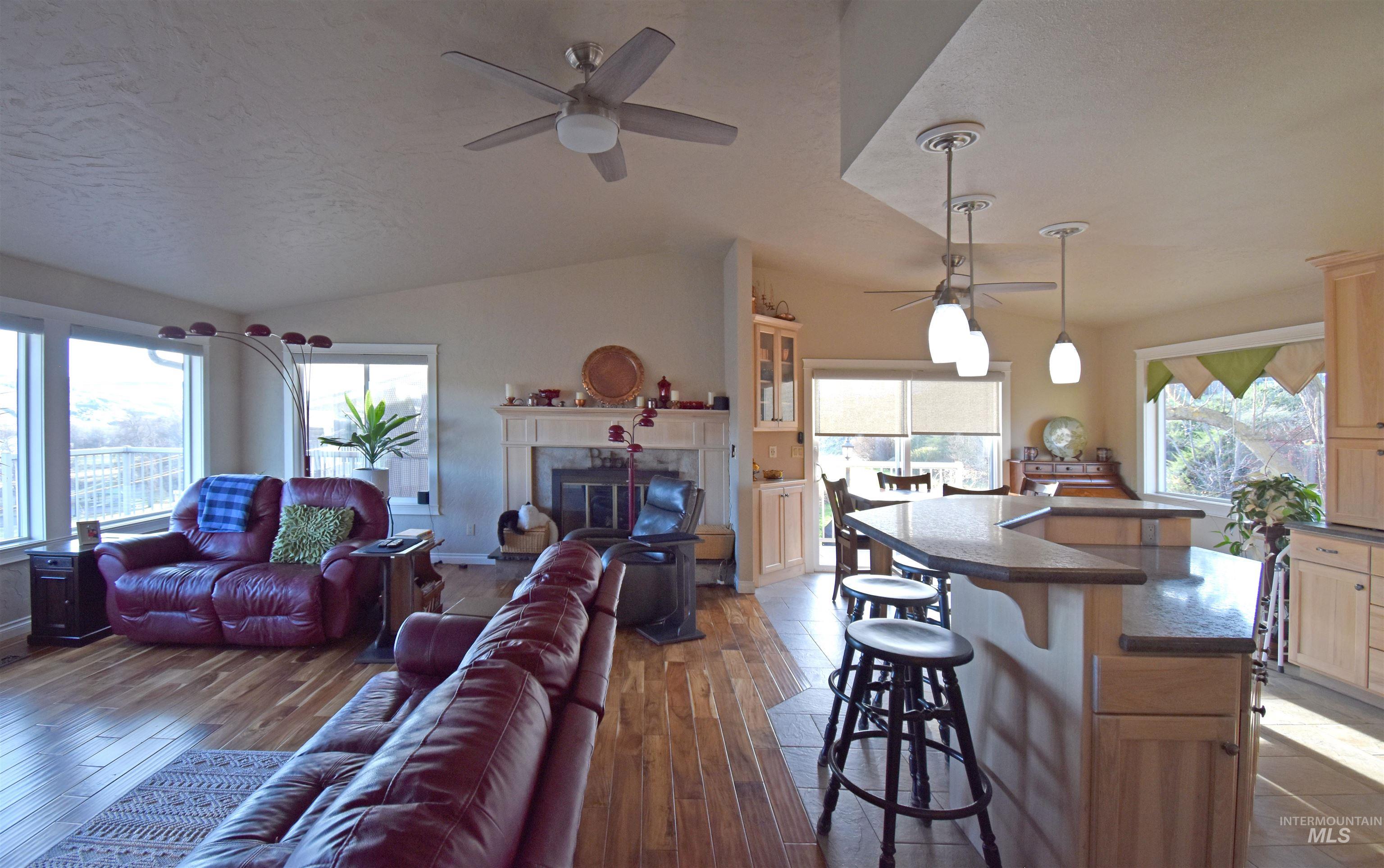 1909 Parkview Ct