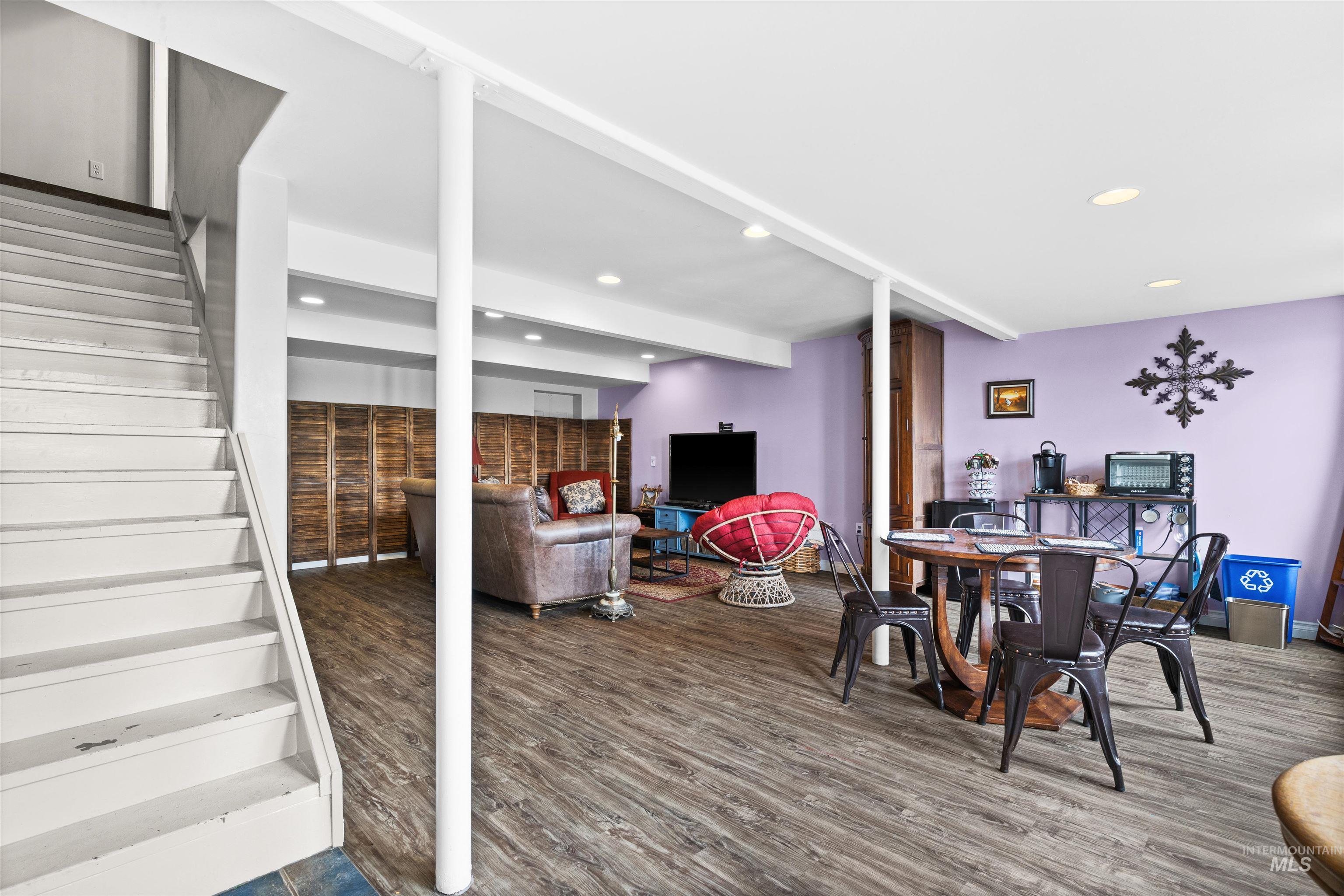 2134 Hemlock Ave