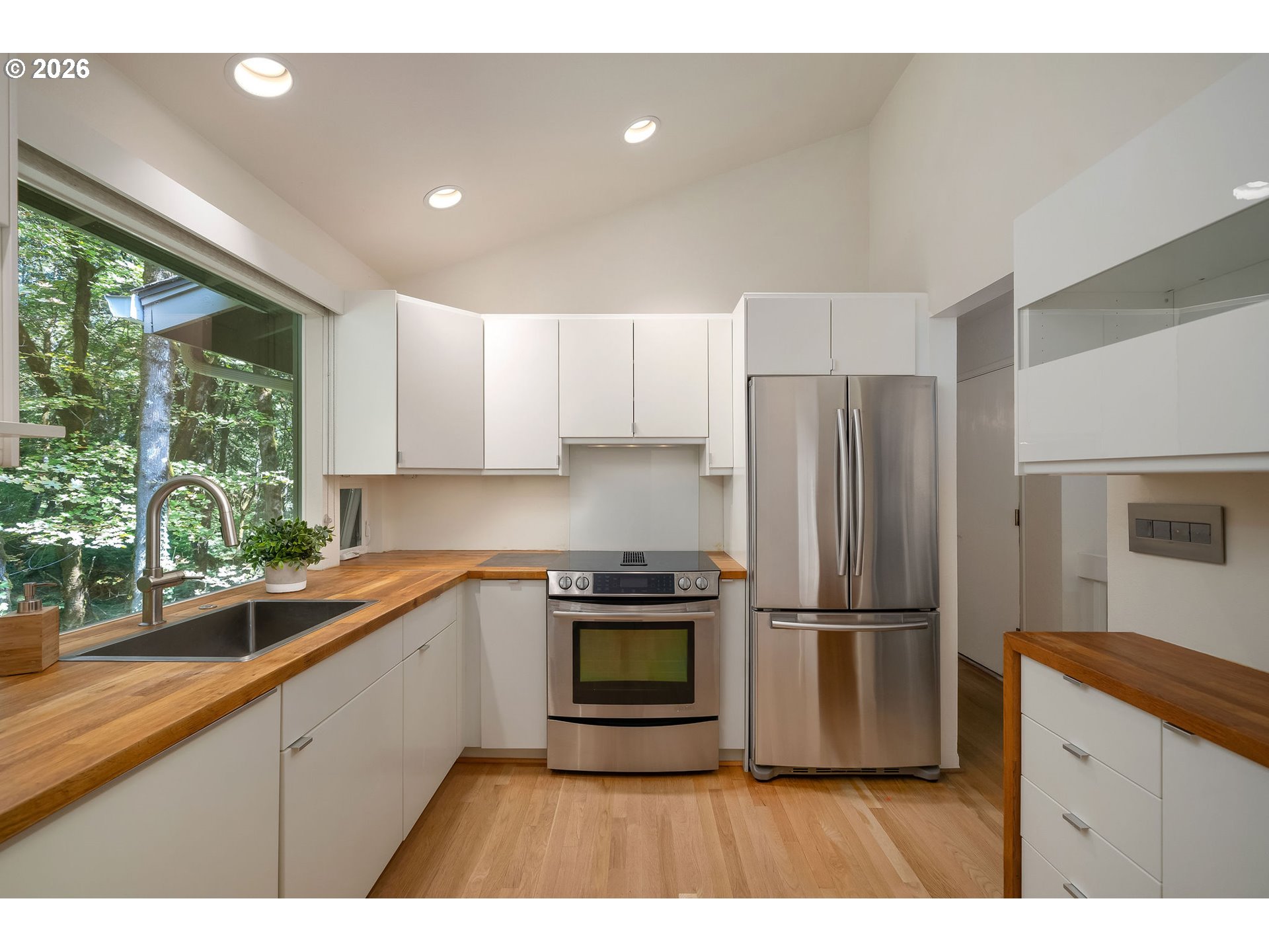 12 MOUNTAIN CIR