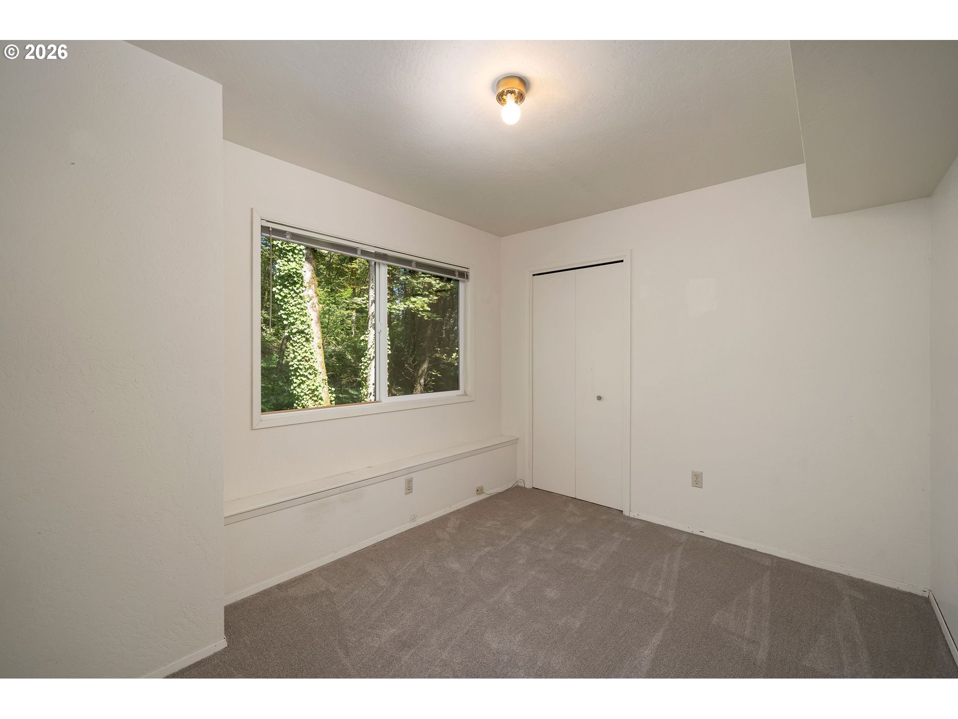 12 MOUNTAIN CIR