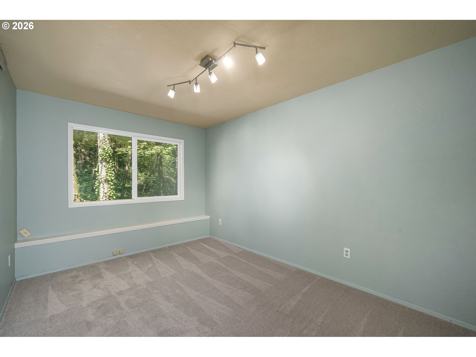 12 MOUNTAIN CIR