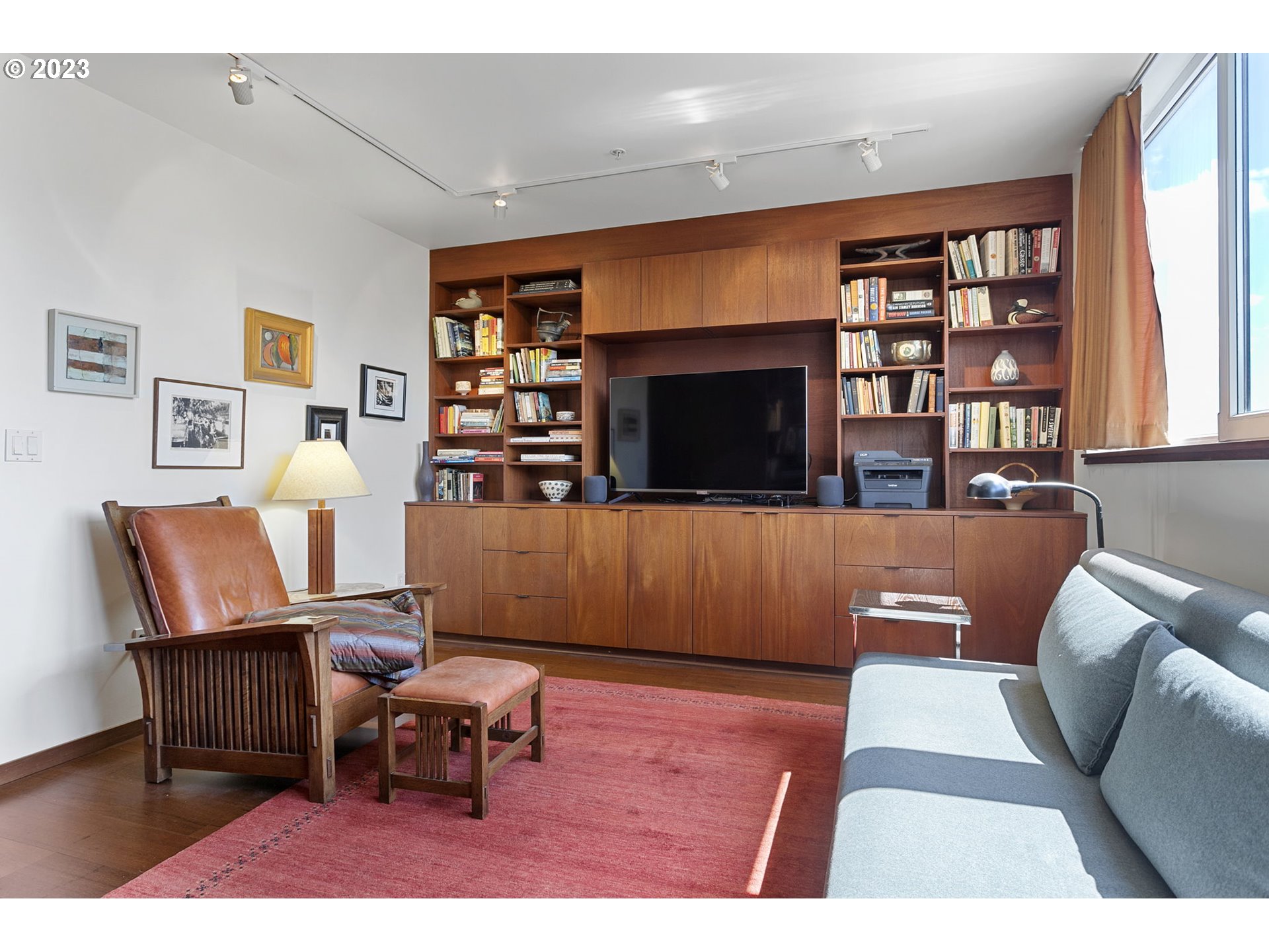 300 NW 8TH AVE 705-6