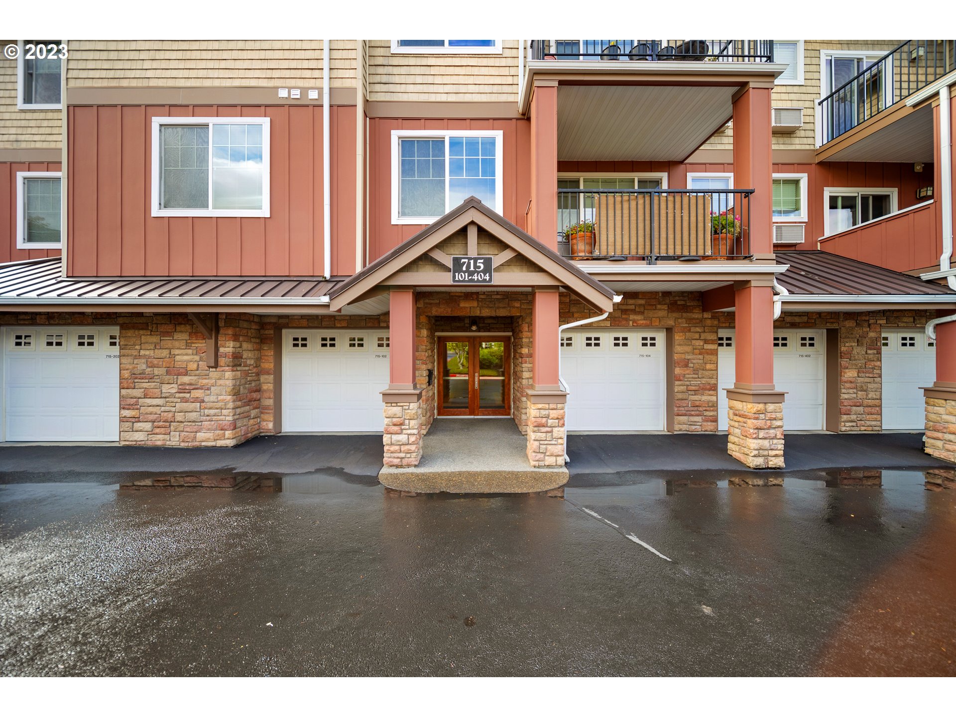 715 NW FALLING WATERS LN 102