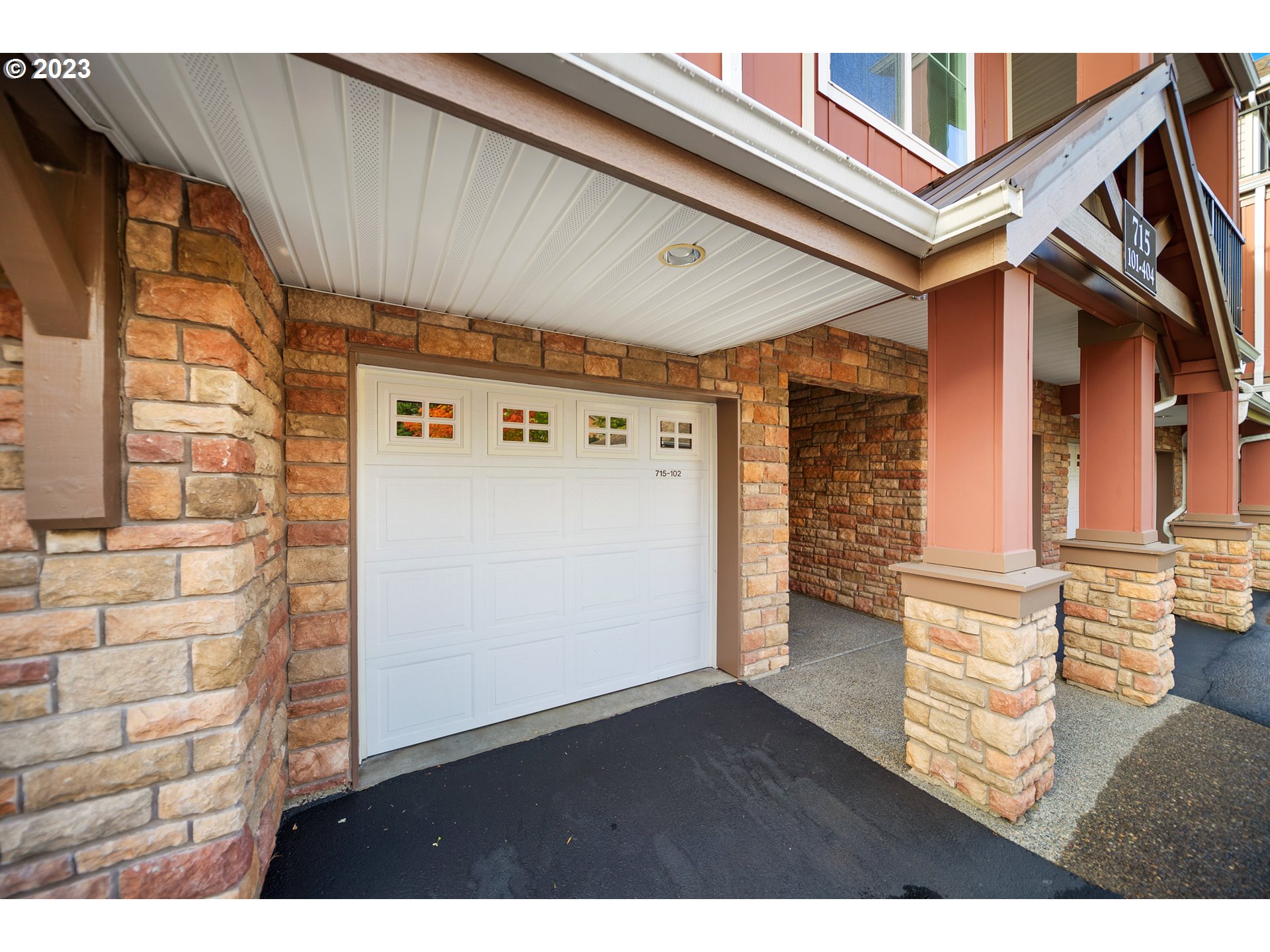 715 NW FALLING WATERS LN 102