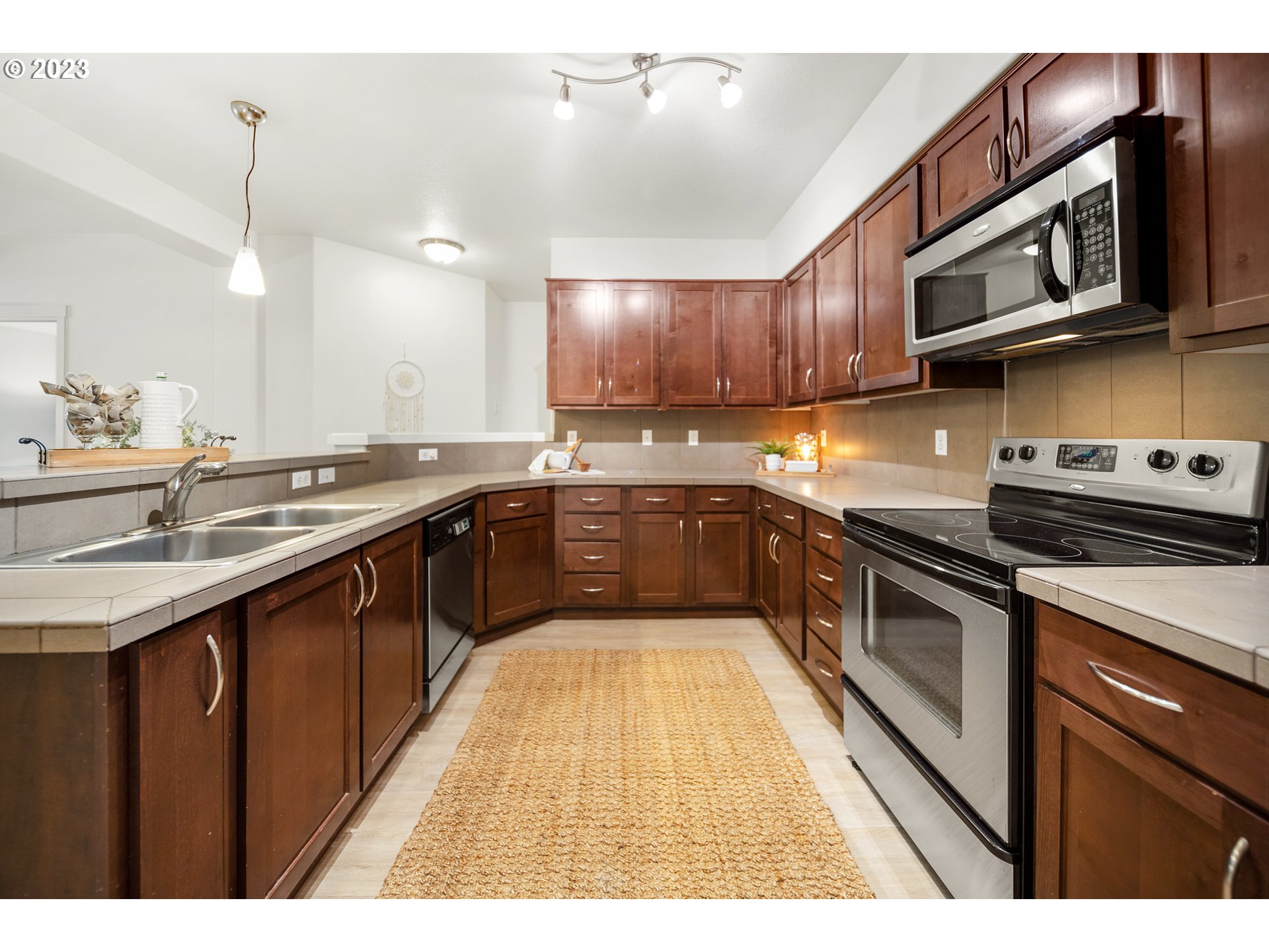 715 NW FALLING WATERS LN 102