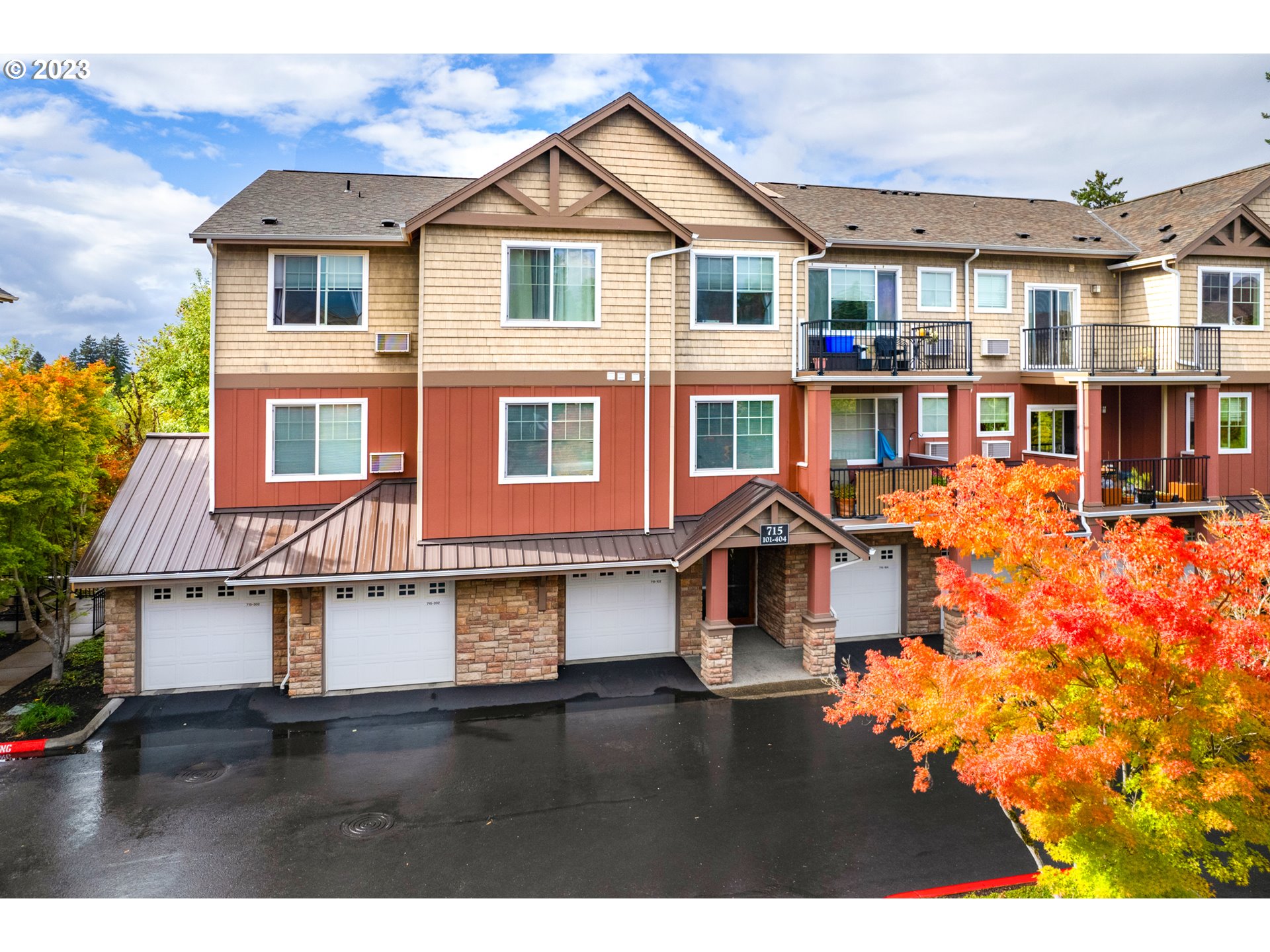 715 NW FALLING WATERS LN 102