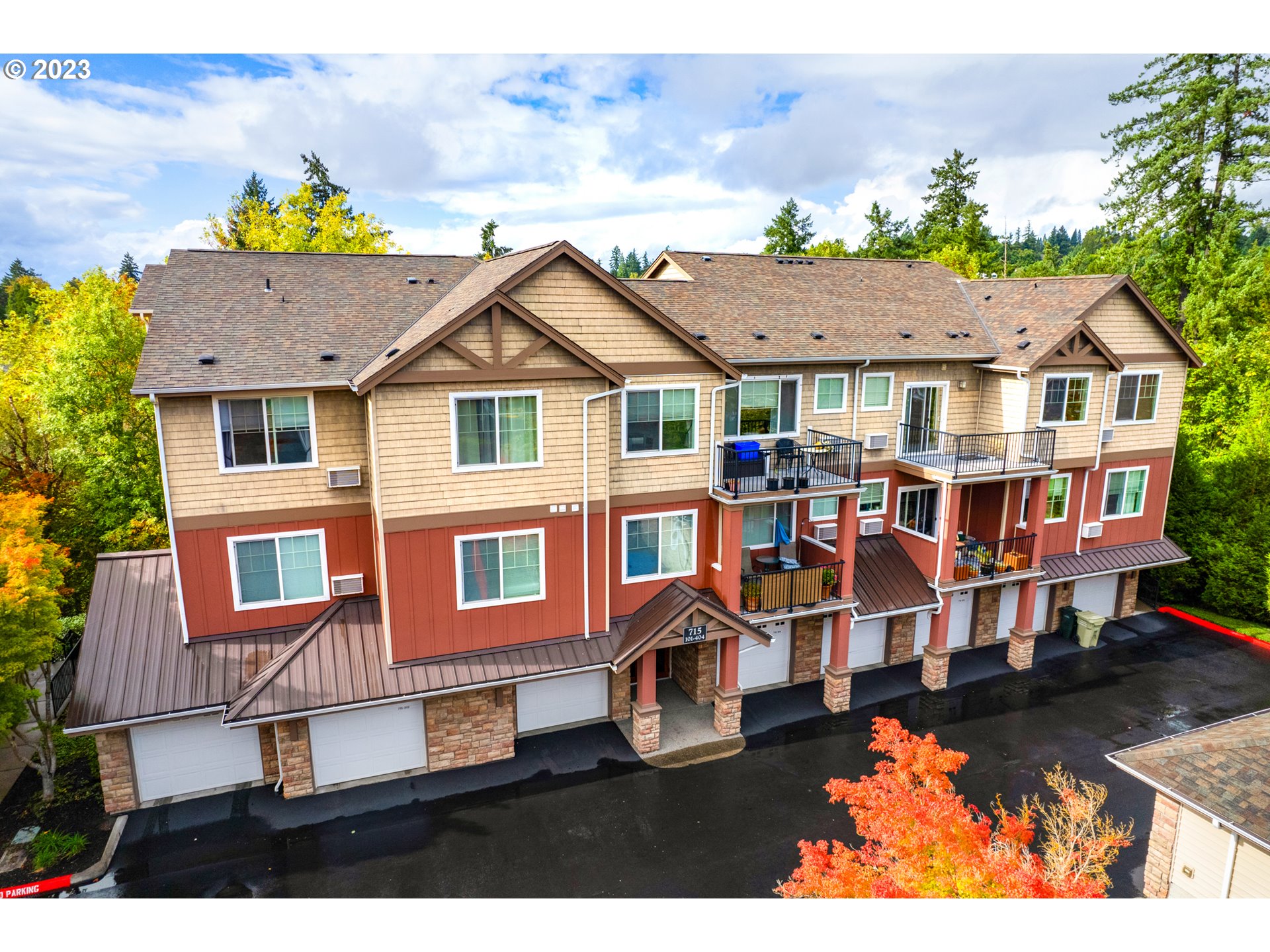 715 NW FALLING WATERS LN 102