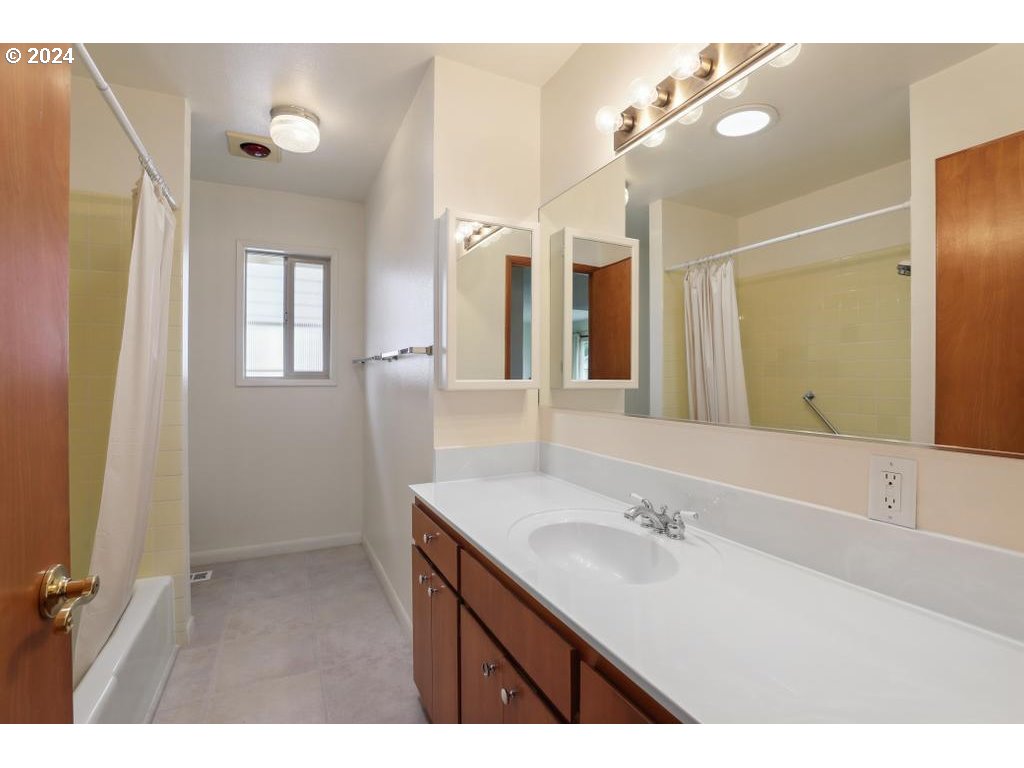 15795 SW QUEEN VICTORIA PL