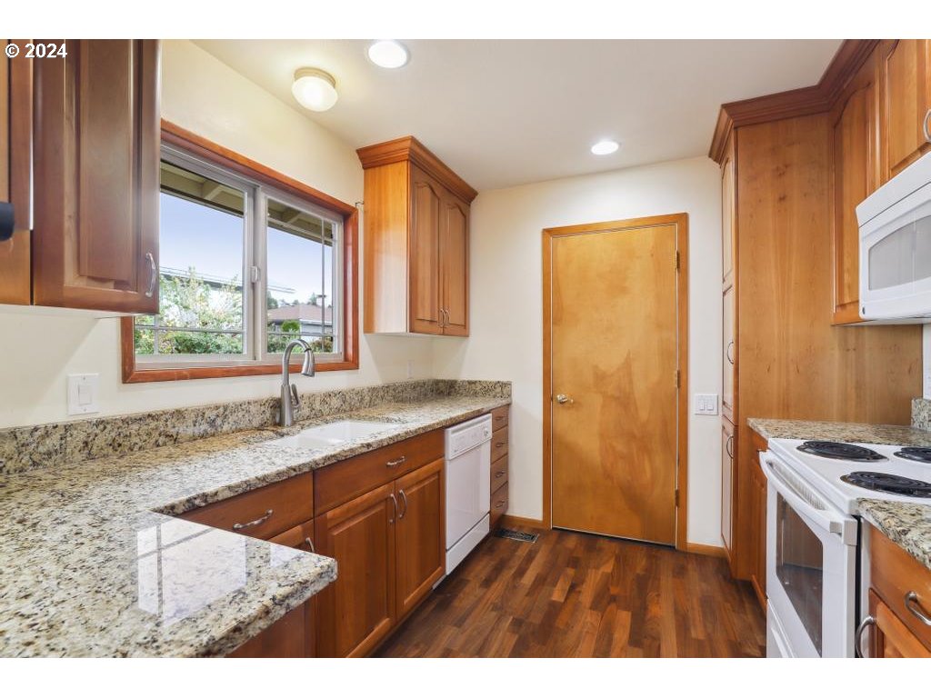 15795 SW QUEEN VICTORIA PL