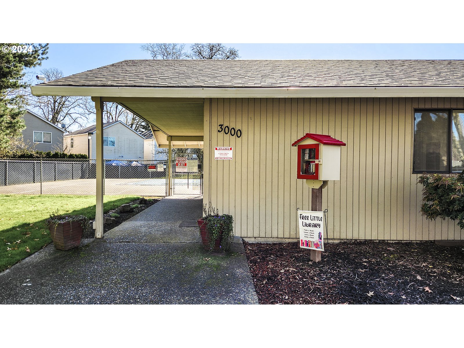 2933 SE BLUE BIRD DR