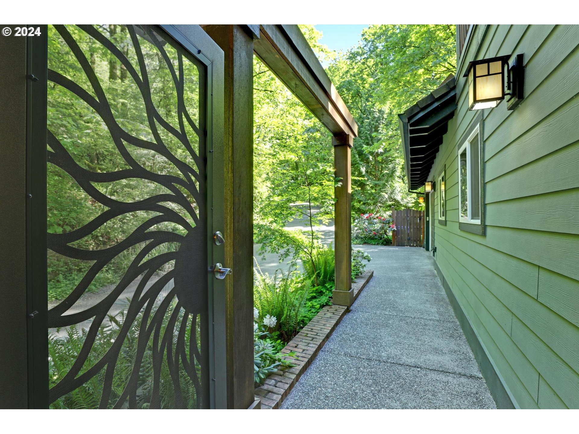 628 SW ARBORETUM CIR