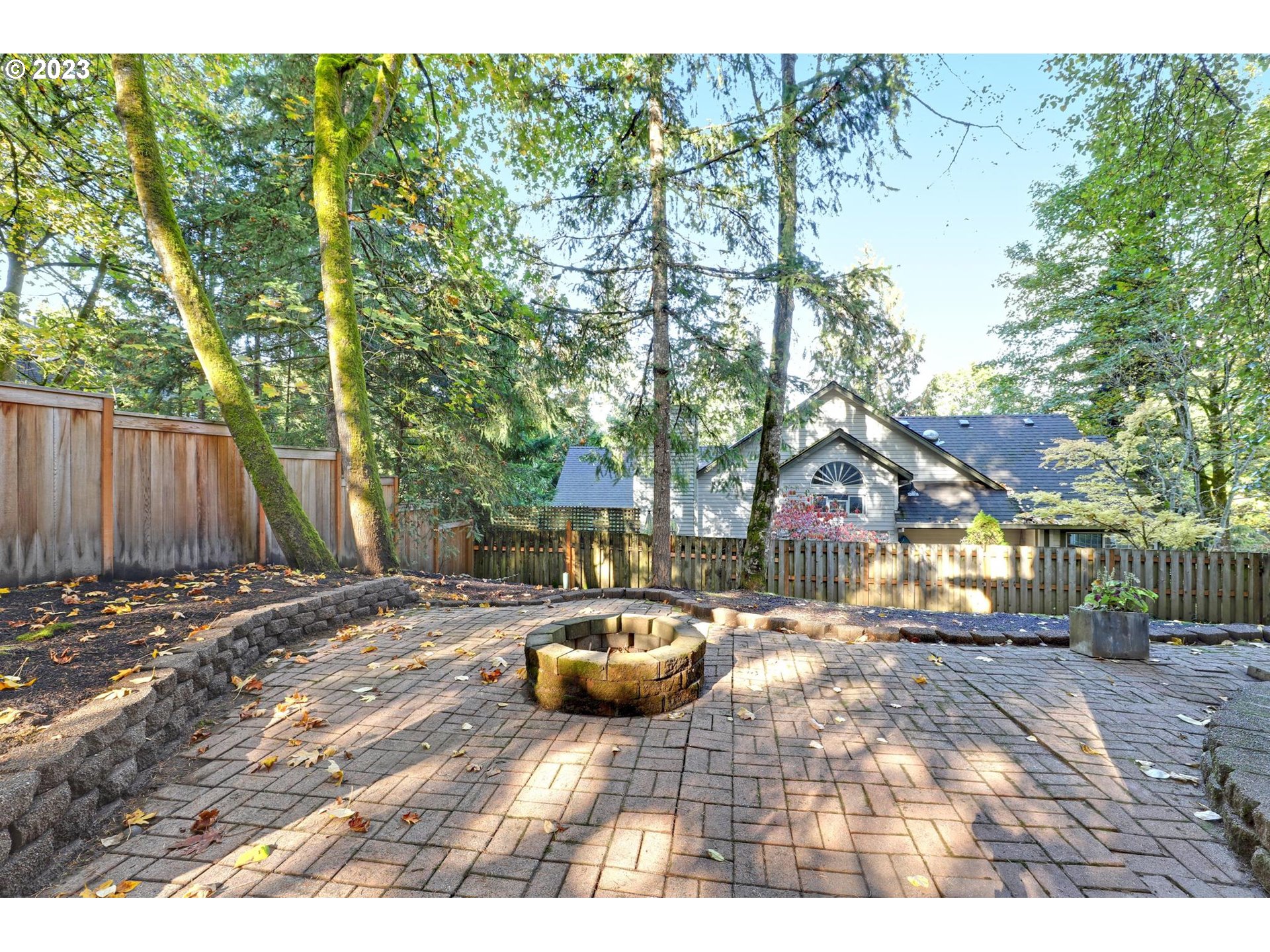 875 PALISADES TERRACE DR