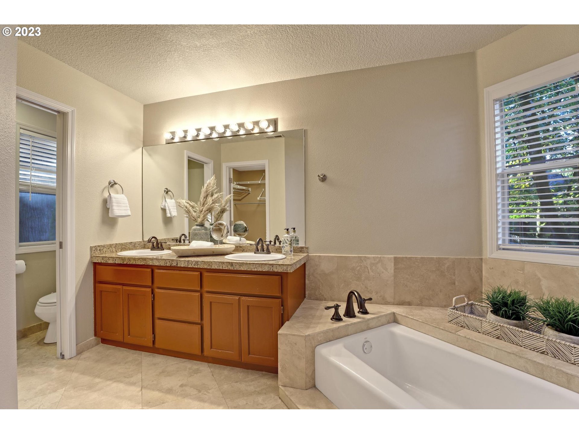 875 PALISADES TERRACE DR