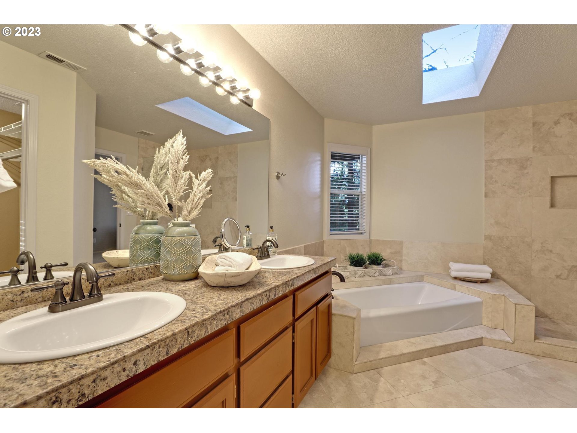 875 PALISADES TERRACE DR