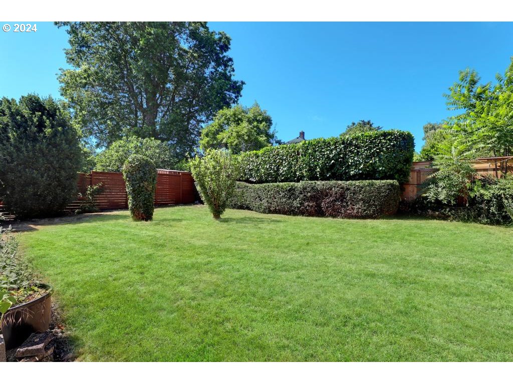 3233 SE CARUTHERS ST