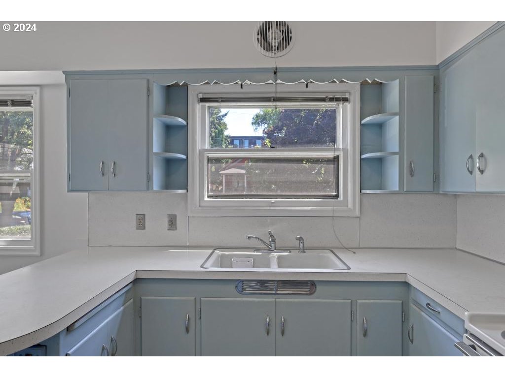 3233 SE CARUTHERS ST