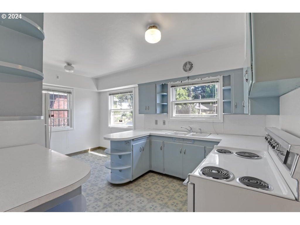 3233 SE CARUTHERS ST