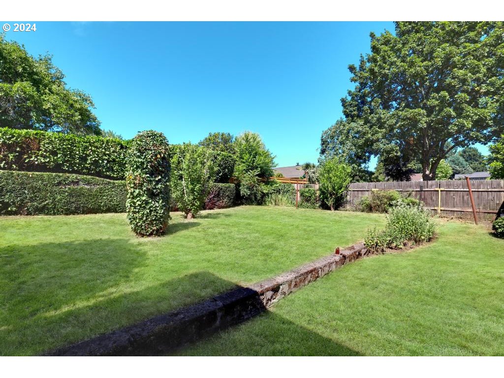 3233 SE CARUTHERS ST