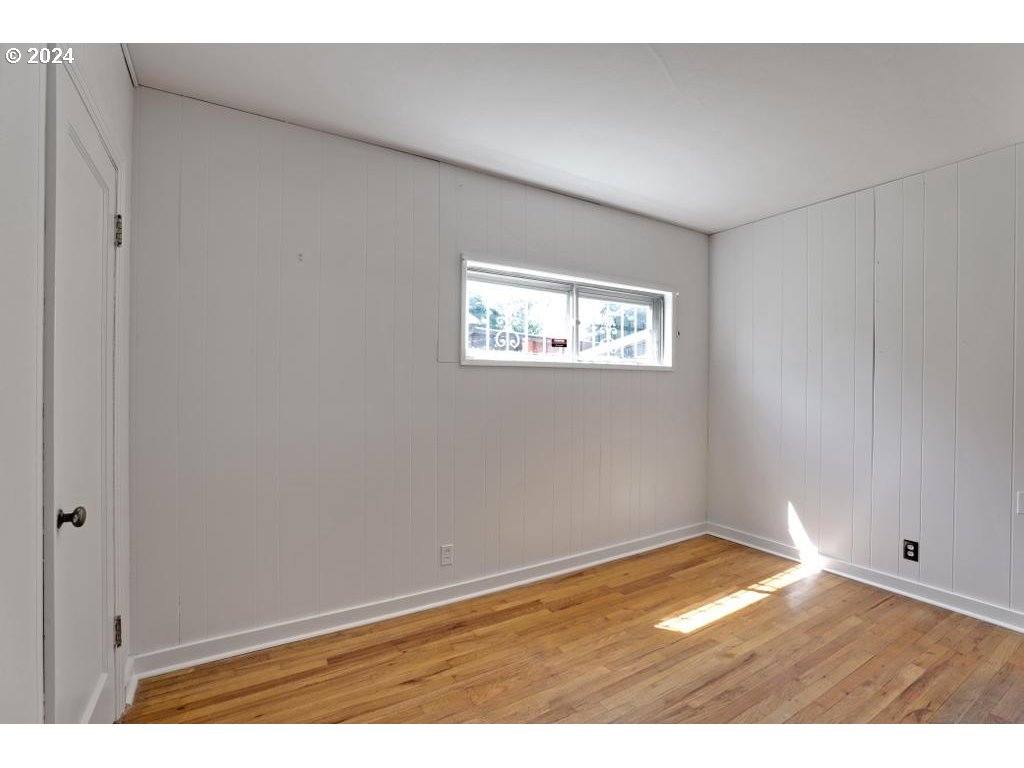 3233 SE CARUTHERS ST