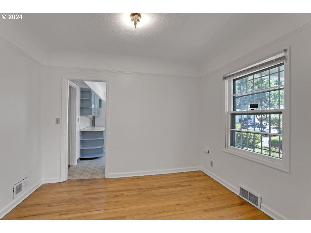 3233 SE CARUTHERS ST