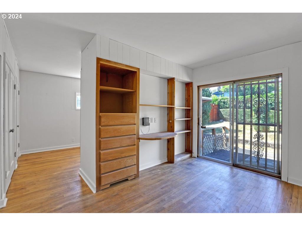 3233 SE CARUTHERS ST