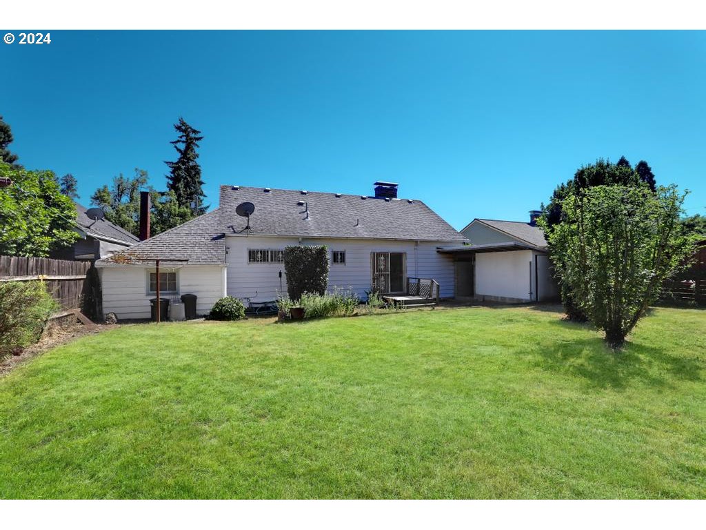 3233 SE CARUTHERS ST