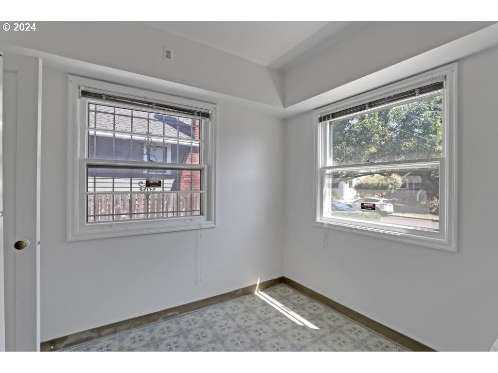 3233 SE CARUTHERS ST